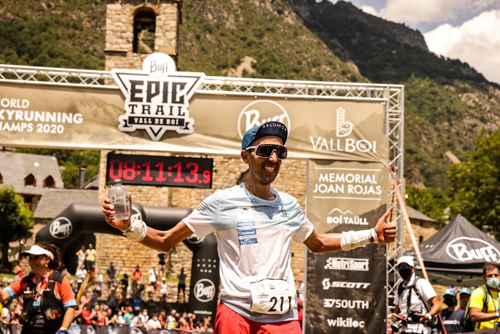 Marc Casal després de passar la meta a Barruera, a la Vall de Boí.