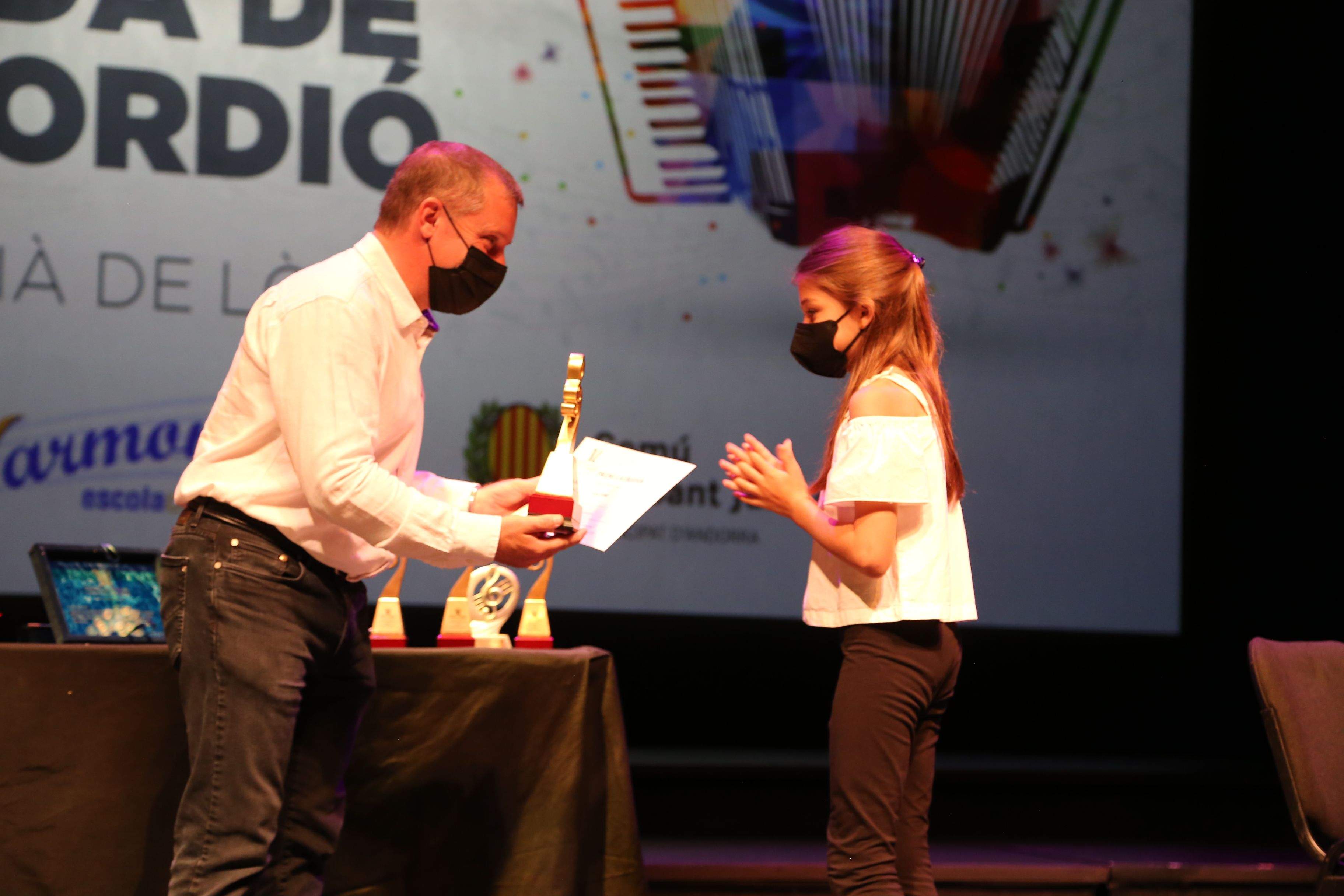 El cònsol Josep Majoral lliura el premi a Olga Pons.