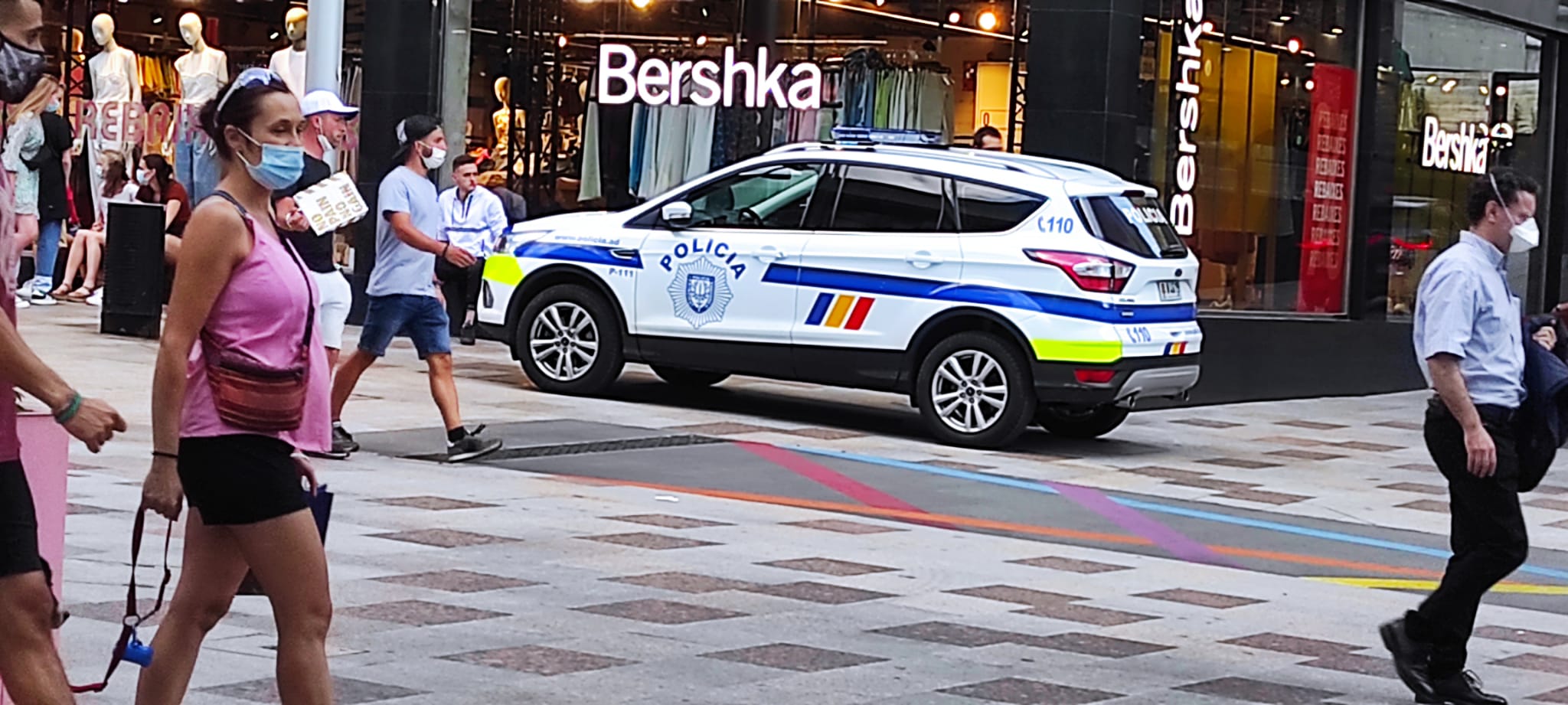 La policia en plena actuació, amb el detingut ja a l'interior del vehicle. La policia en plena actuació, amb el detingut ja a l'interior del vehicle.