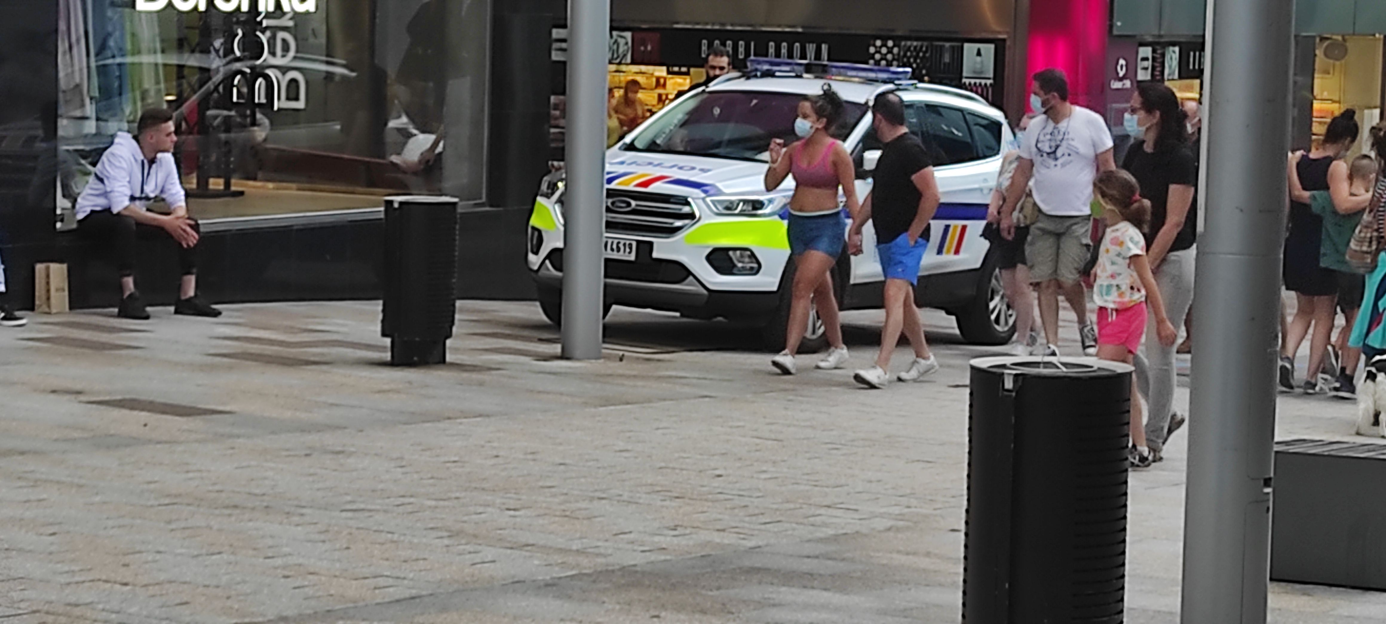 El vehicle policial amb el detingut a l'interior, dissabte a la tarda, al costat de l'establiment. El vehicle policial amb el detingut a l'interior, dissabte a la tarda, al costat de l'establiment.