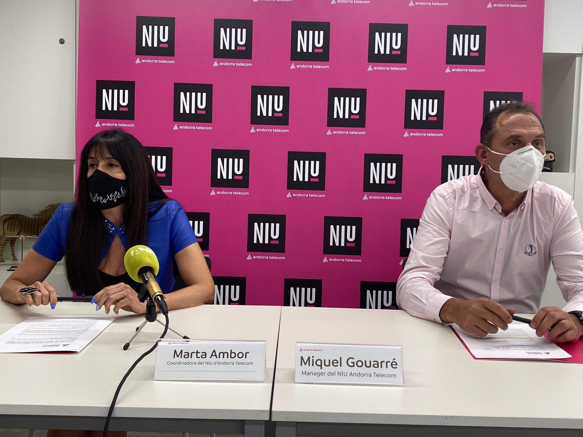 Marta Ambor i Miquel Gouarré presentant les startups del NIU