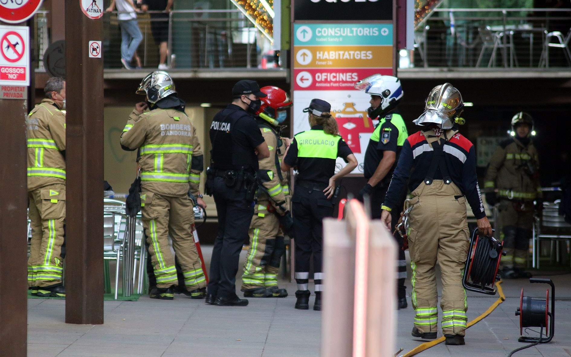 Agents dels bombers, de la policia i del servei de circulació actuant al Prat de les Oques aquesta tarda.