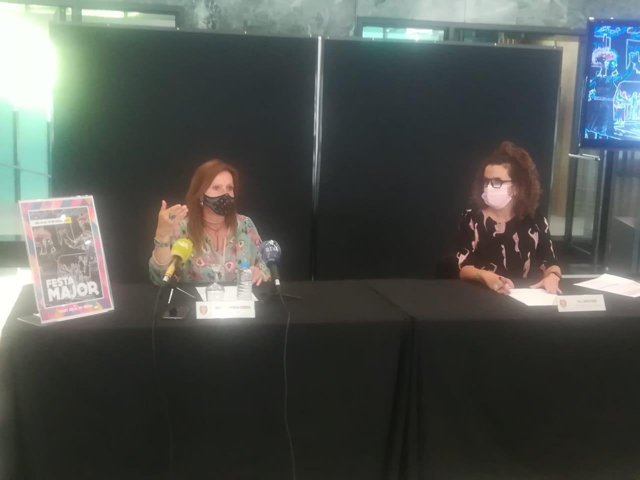 La cònsol menor Mireia Codina amb la cap de Cultura, Laura Rogé durant la presentació de la Festa Major.