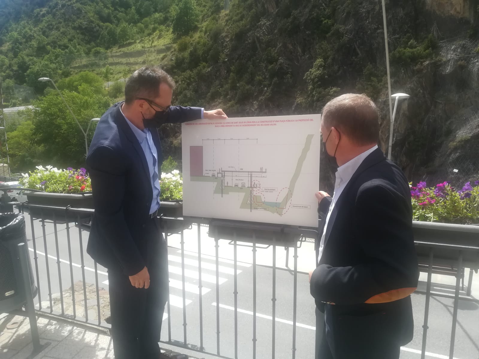 Filloy i Majoral observen el plànol del projecte.