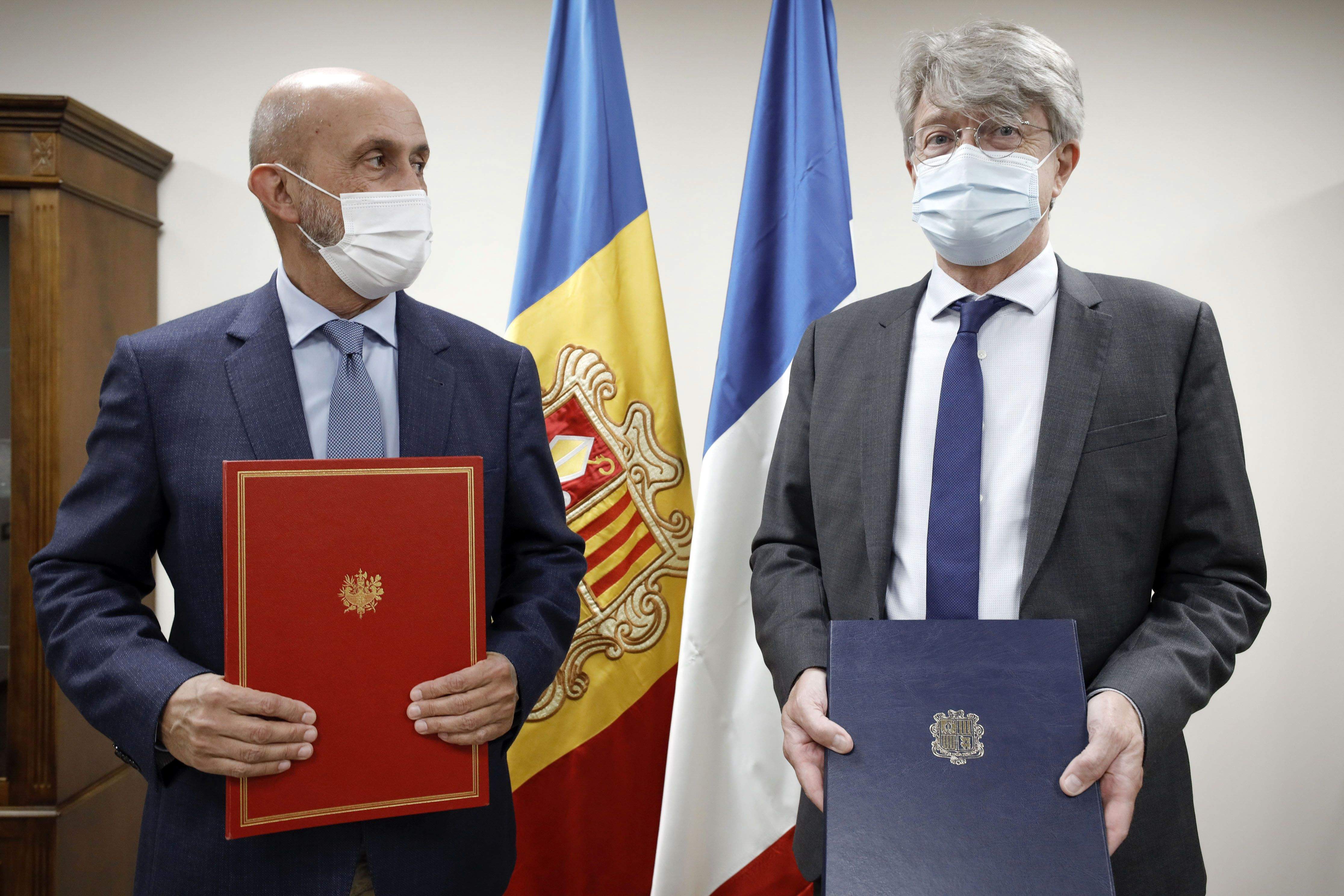 Joan Martínez Benazet i Jean-Claude Tribolet després de la firma.