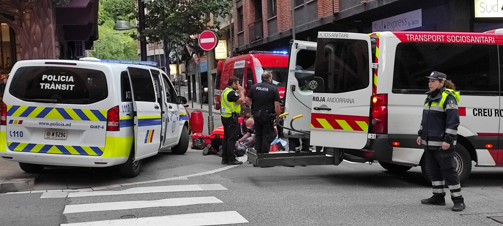 Atenció al ferit al lloc de l'accident.