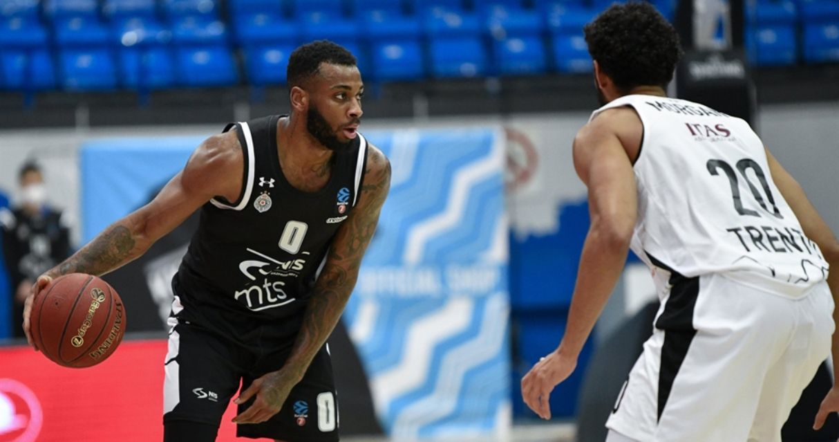 Codi Miller-McIntyre  amb la samarreta del Partizan.