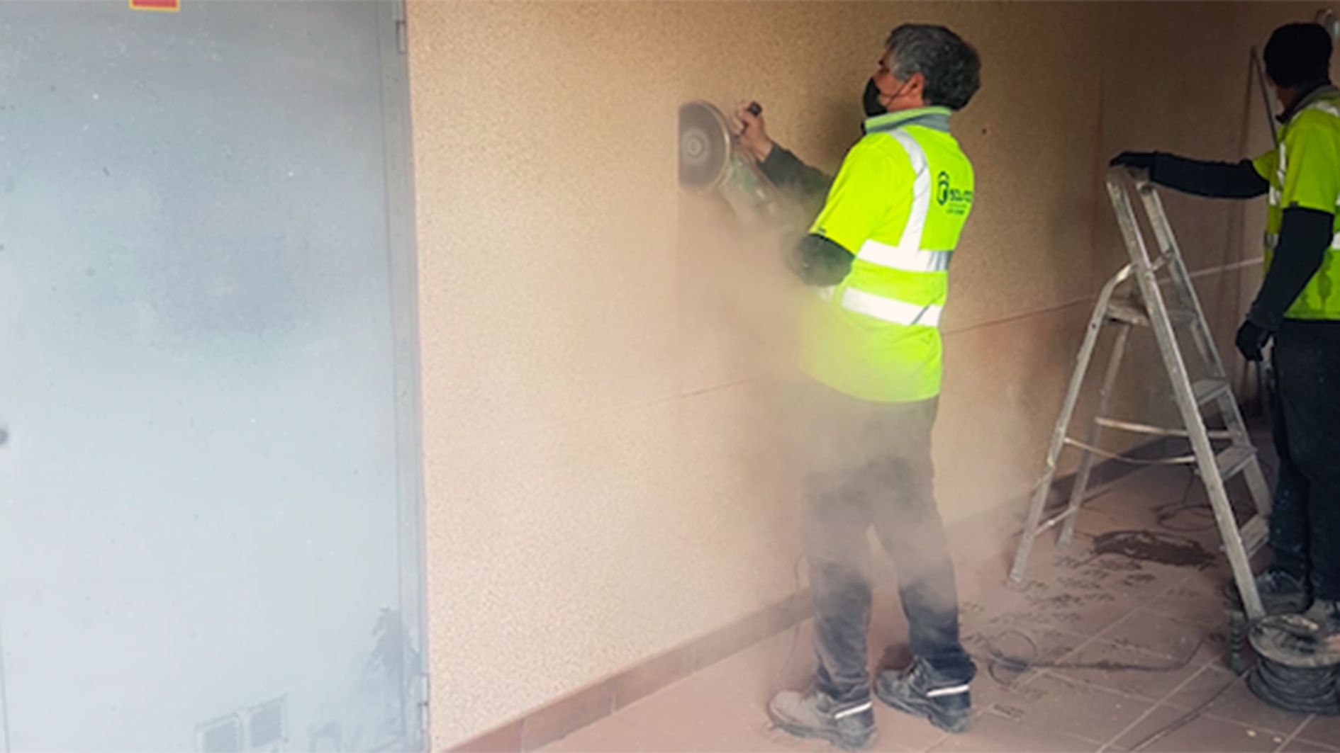 Uns operaris duen a terme les obres conflictives.