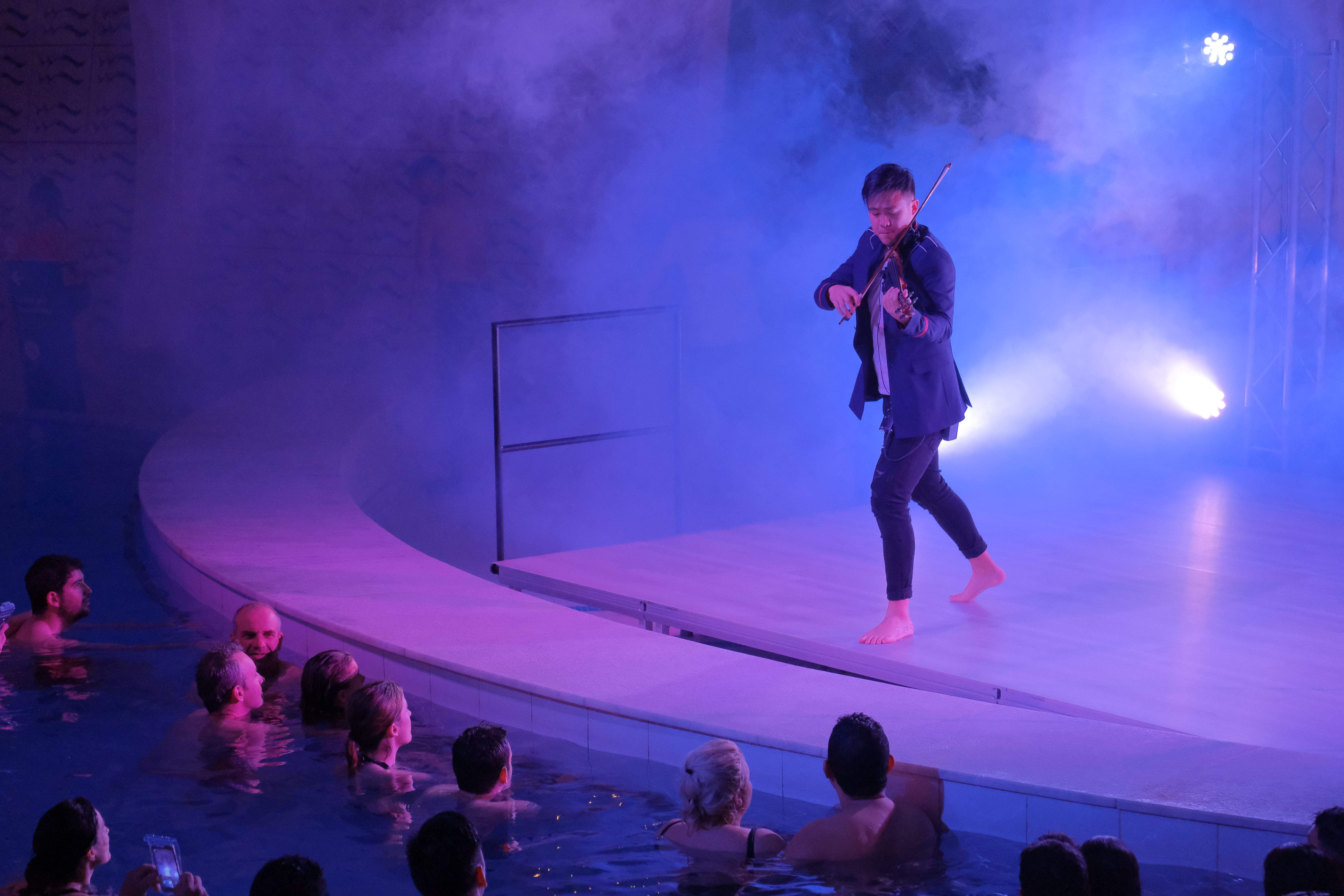 Una actuació del violinista Javi Lin