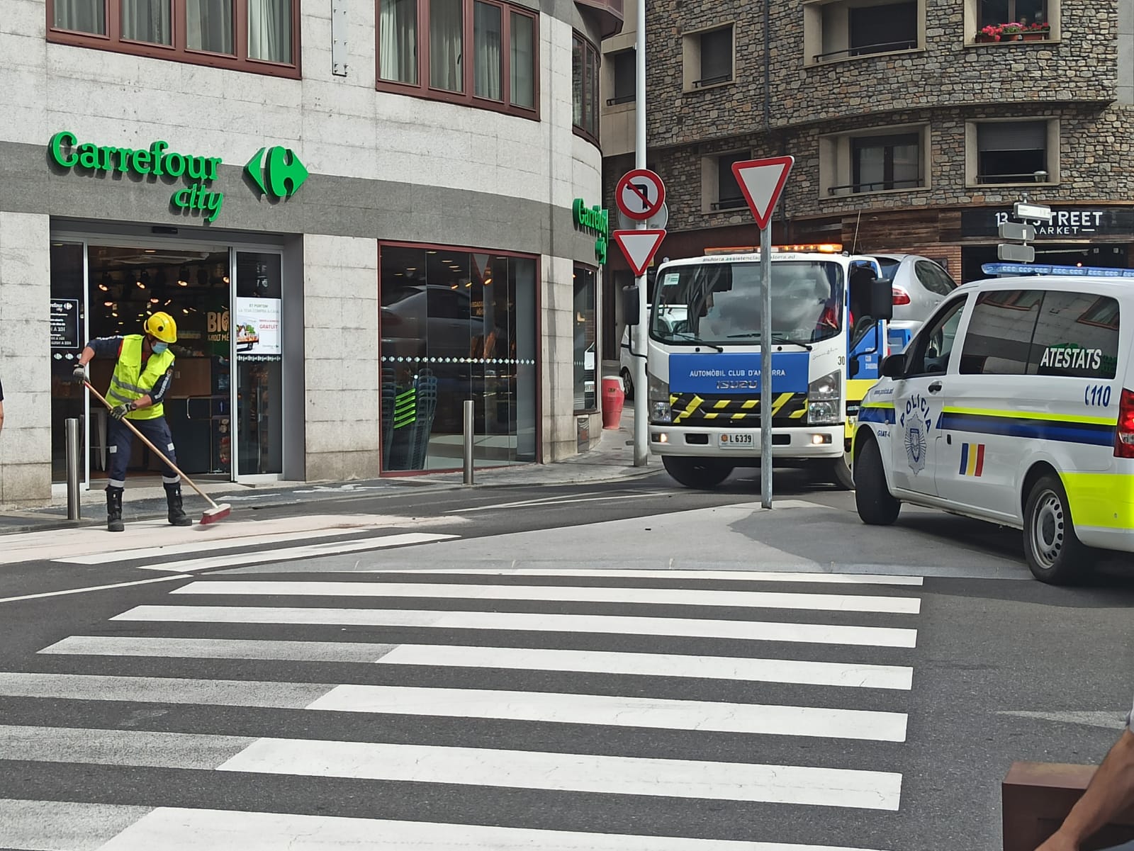 Una grua s'endú un dels cotxes implicats.