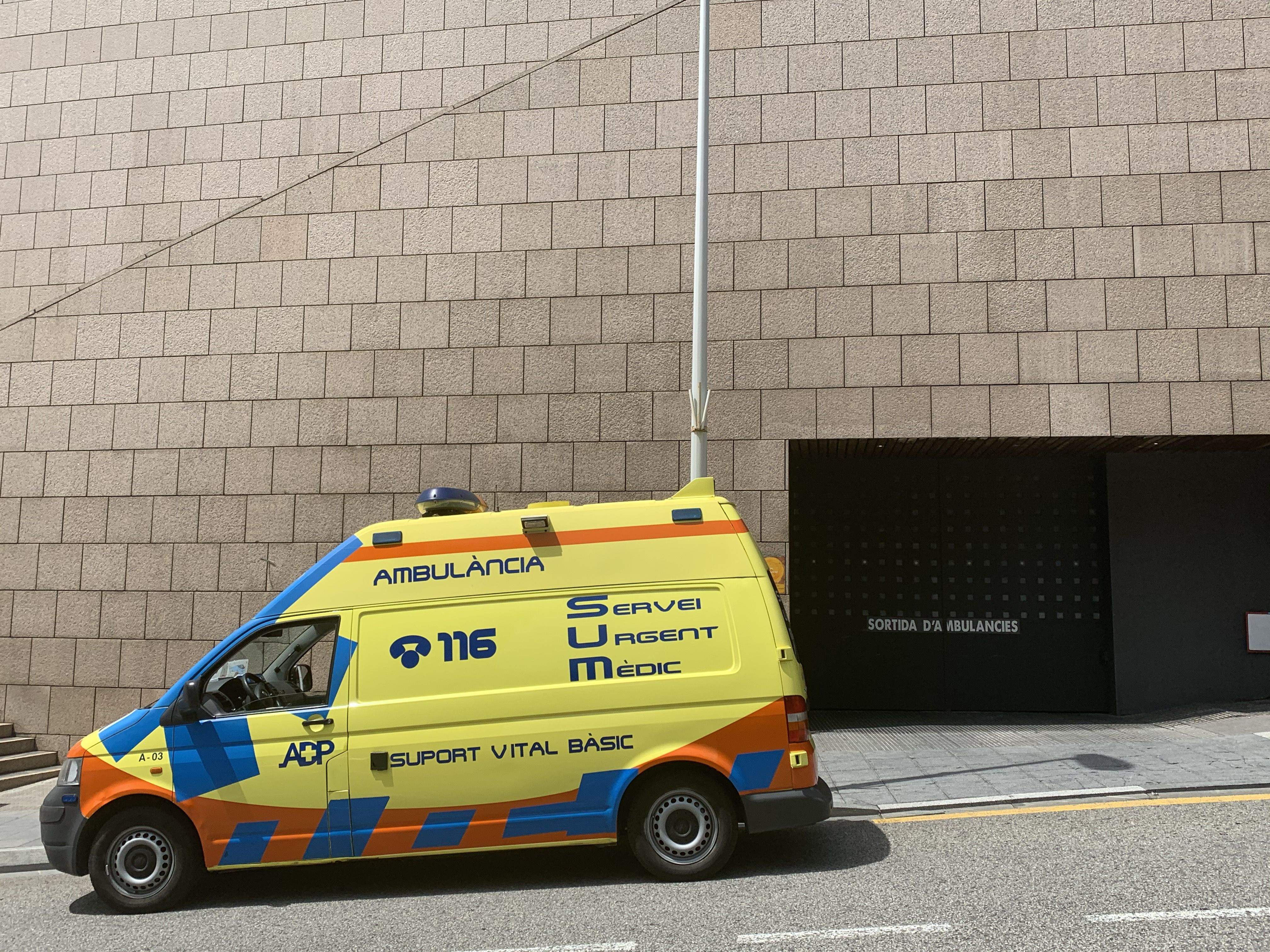 Una de les ambulàncies d'ADP estacionada davant l'hospital, a Fiter i Rossell.