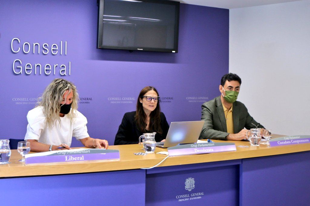 Eva López, Ester Molné i Raül Ferré van presentar la proposició de llei. Eva López, Ester Molné i Raül Ferré van presentar la proposició de llei.