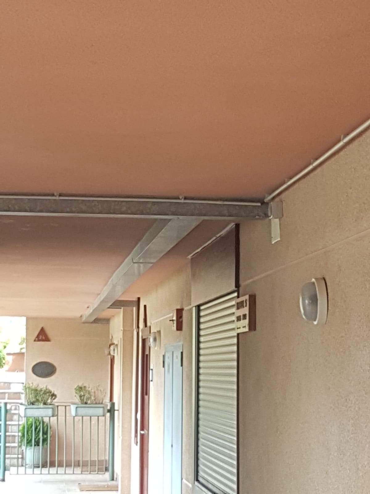 Una imatge de la finestra que s'ha obert on no tocava.