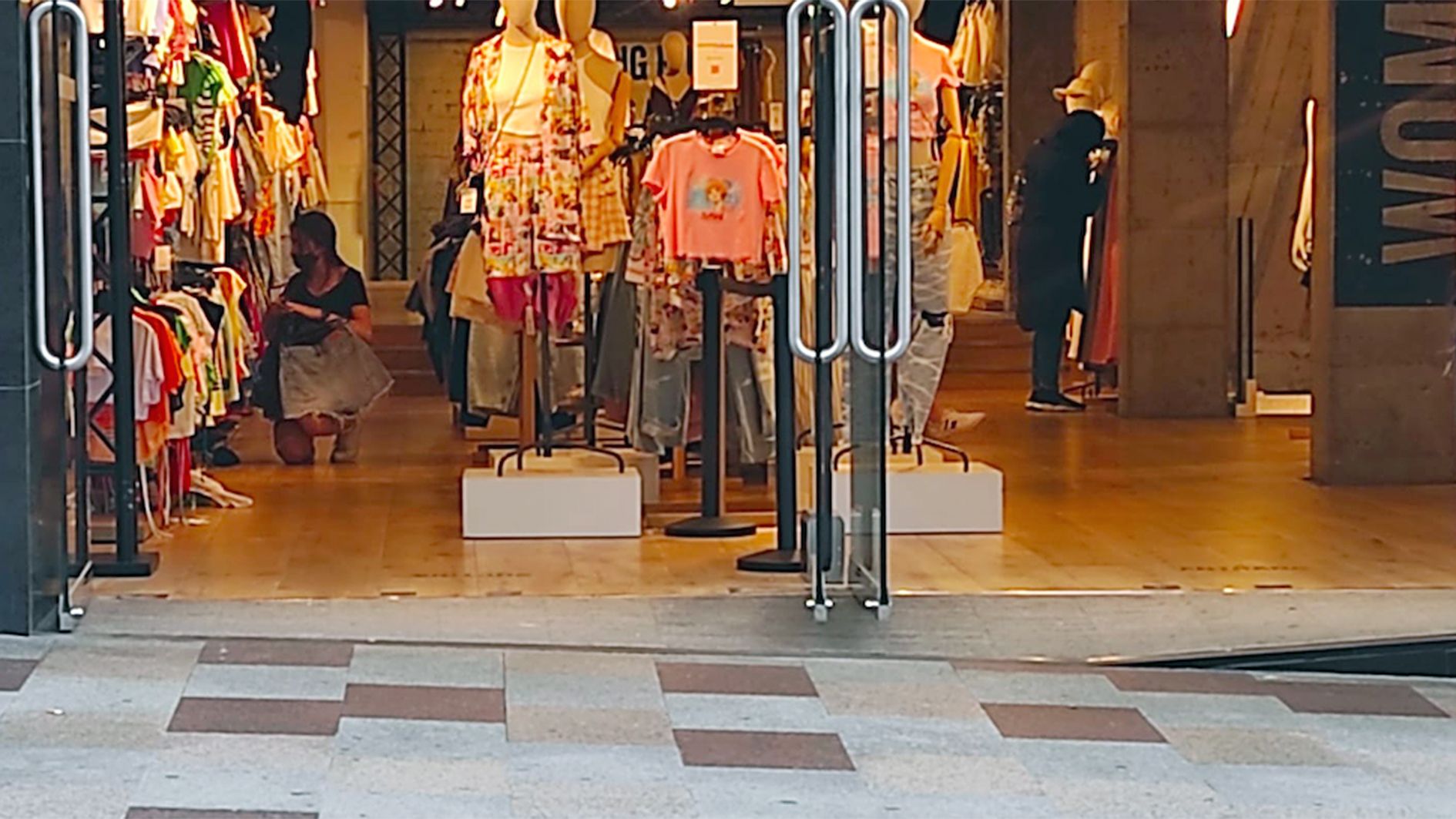 Una botiga de roba de vestir vista des del carrer.