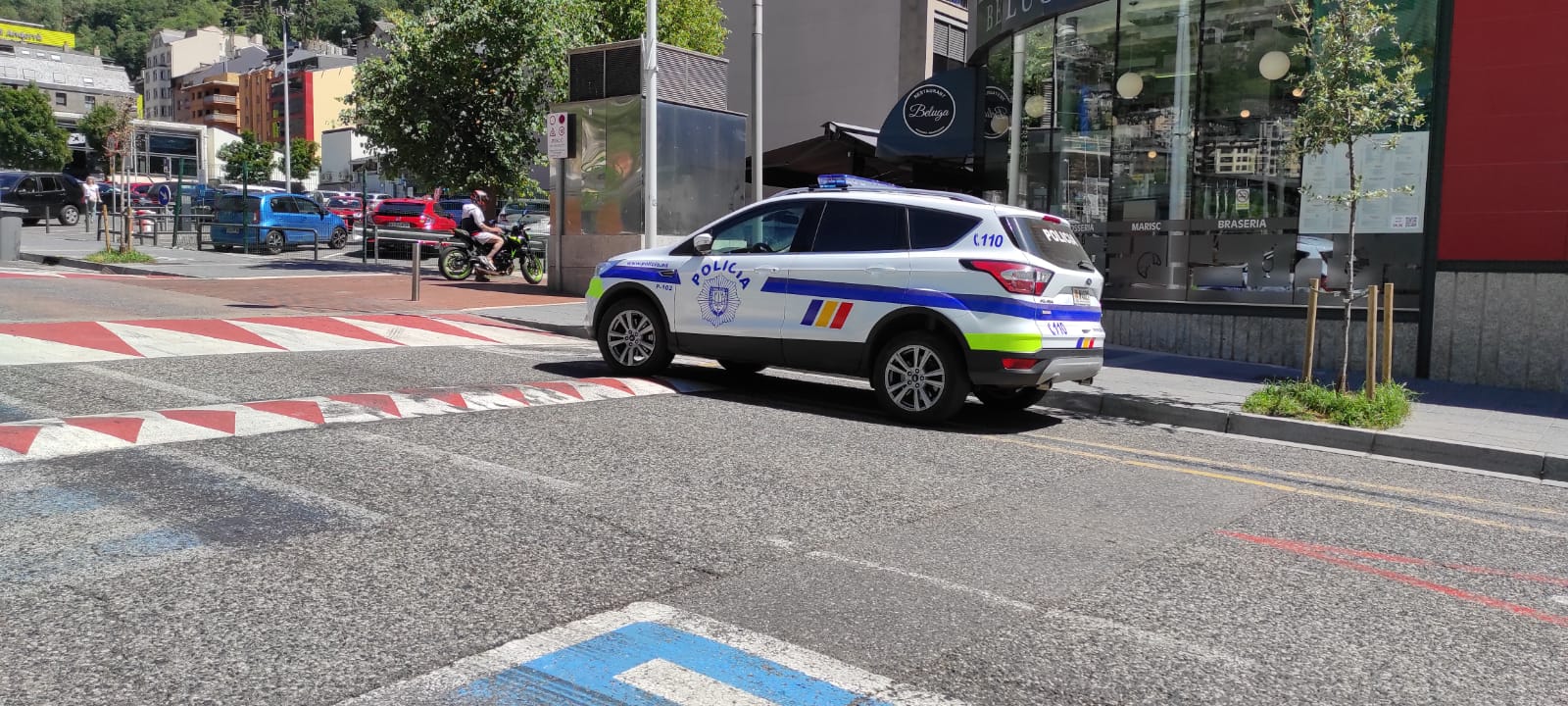 Un cotxe policial estacionat aquest diumenge, tot fent controls, en una de les interseccions conflictives del Clot d'Emprivat.