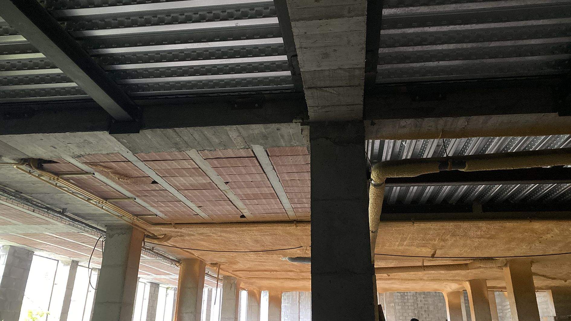 Una imatge de les controvertides obres en un estadi inicial.