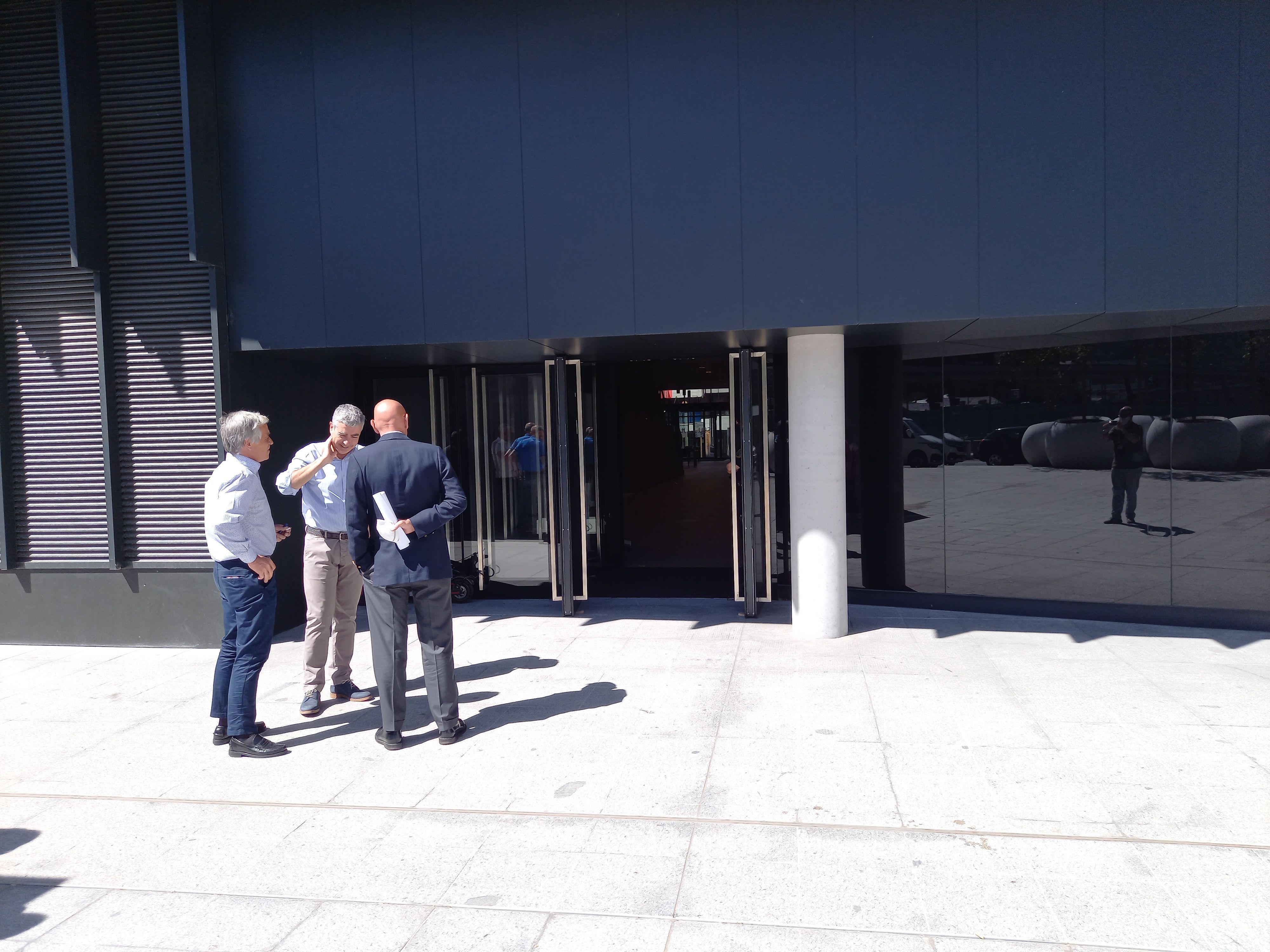 Joan Pau Miquel i Santiago de Rosselló amb un advocat a l'accés posterior de la Seu de la Justícia.