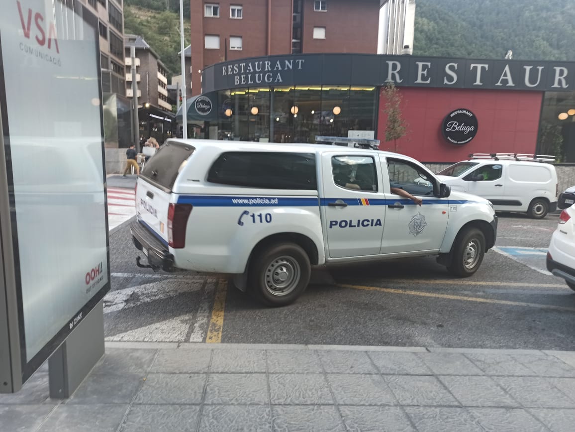 Un dels vehicles de policia enfront de l'establiment on s'ha fet el control a Escaldes