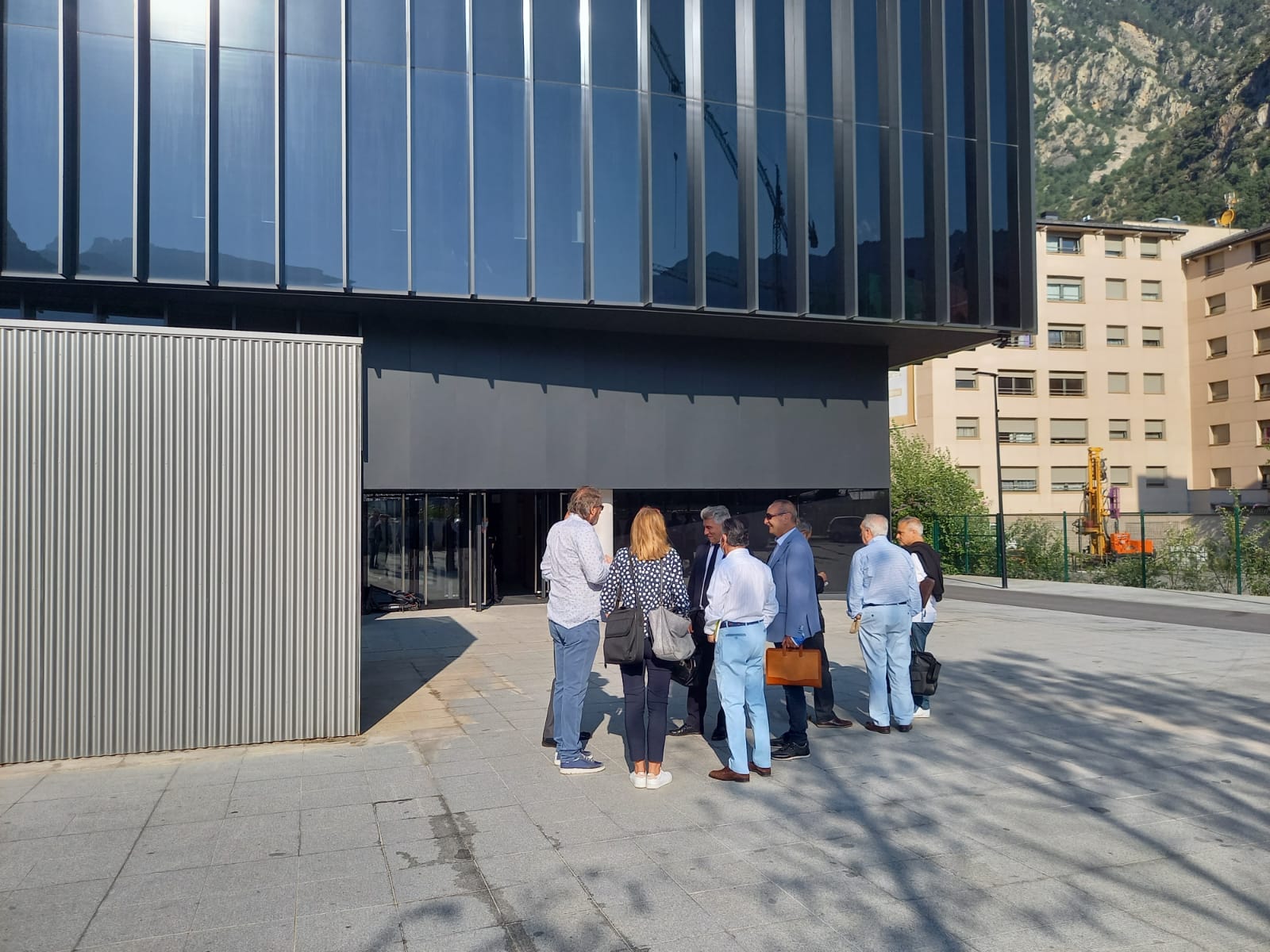 Alguns dels acusats i advocats, a l'exterior de la seu de la Justícia, abans de la sessió.