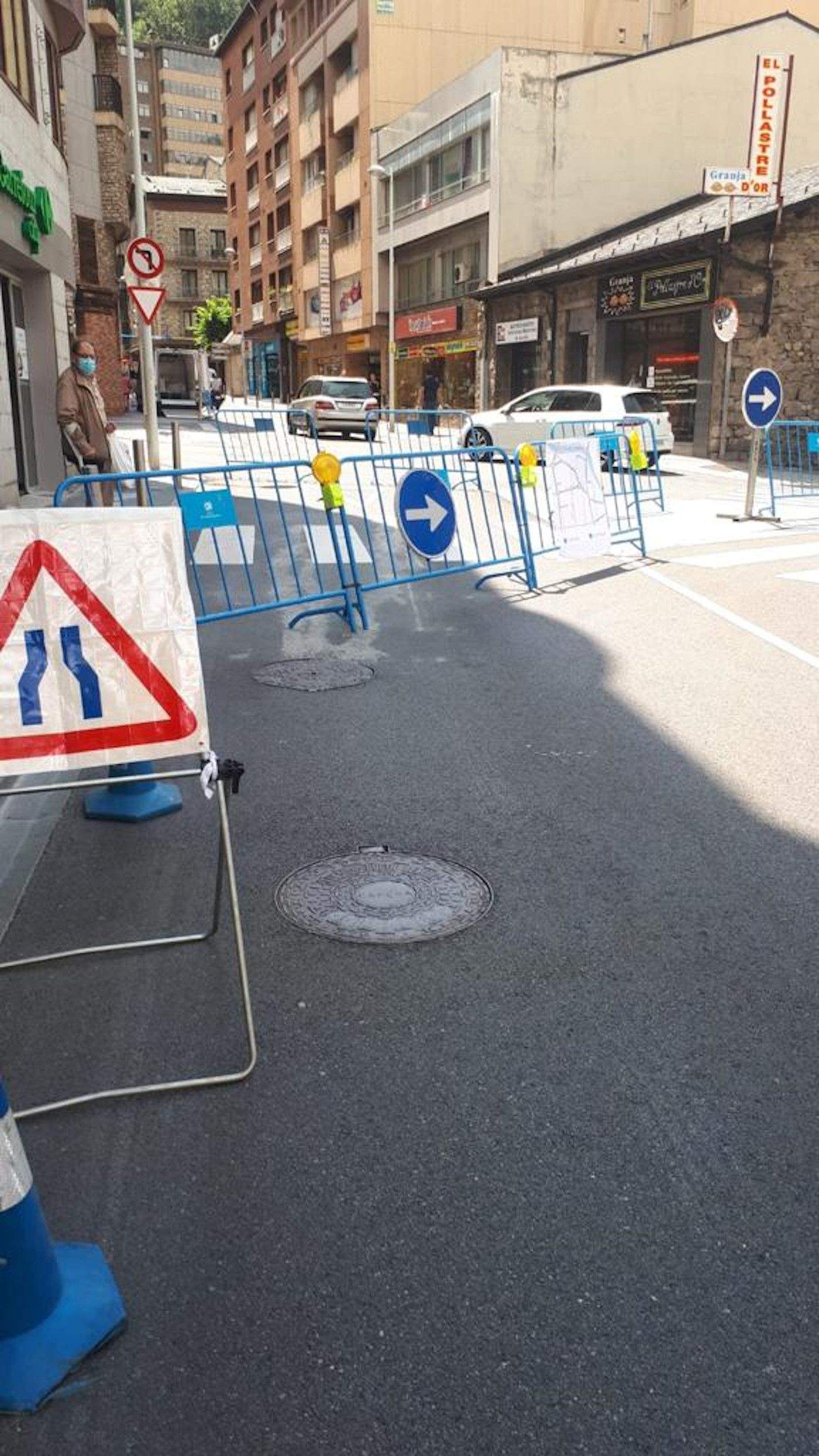 Els cotxes ja no podran continuar recte per l'avinguda de les Escoles.