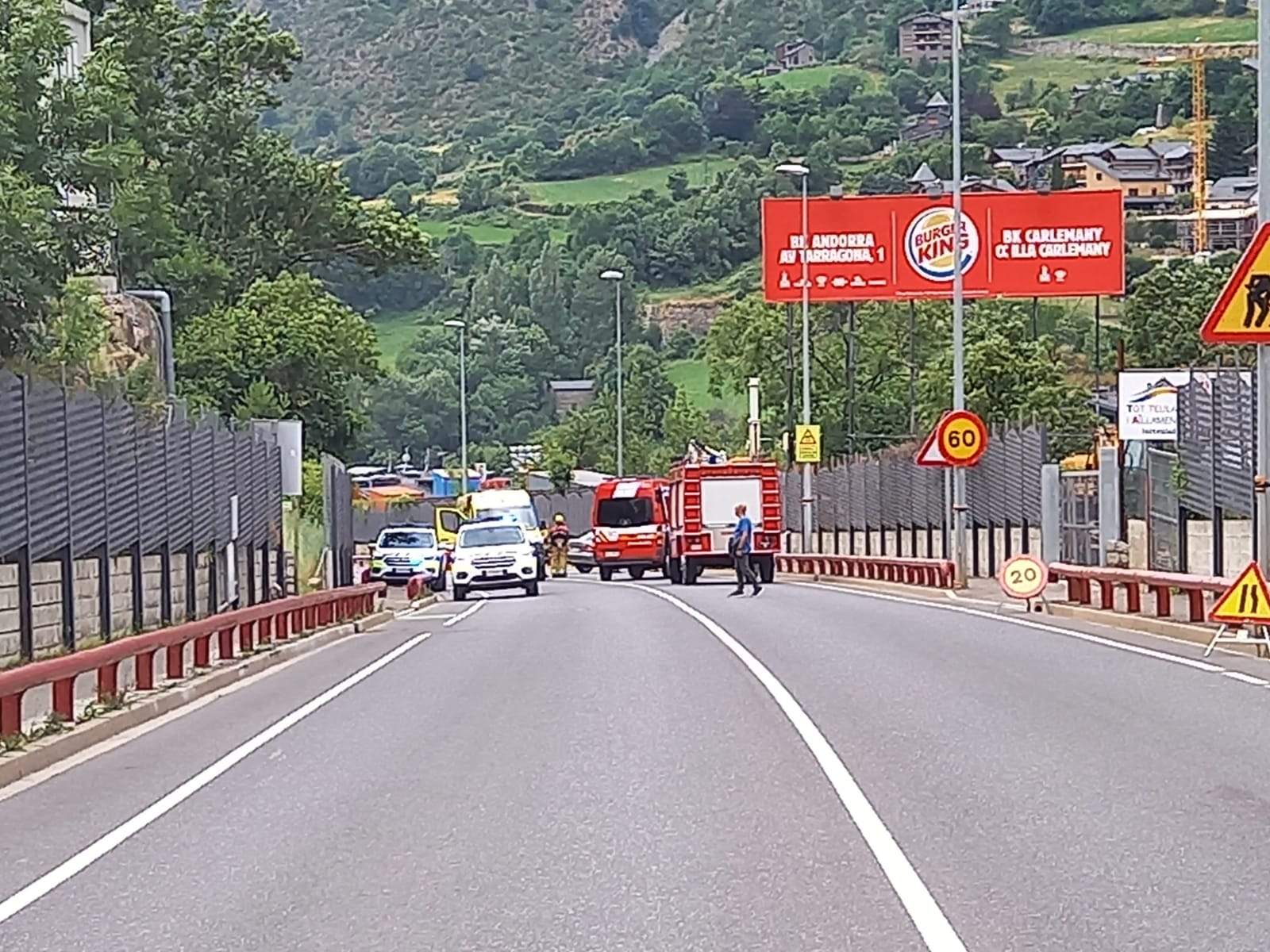 Equips d'emergència en el lloc de l'accident al vial d'Encamp, el 20 de juliol.