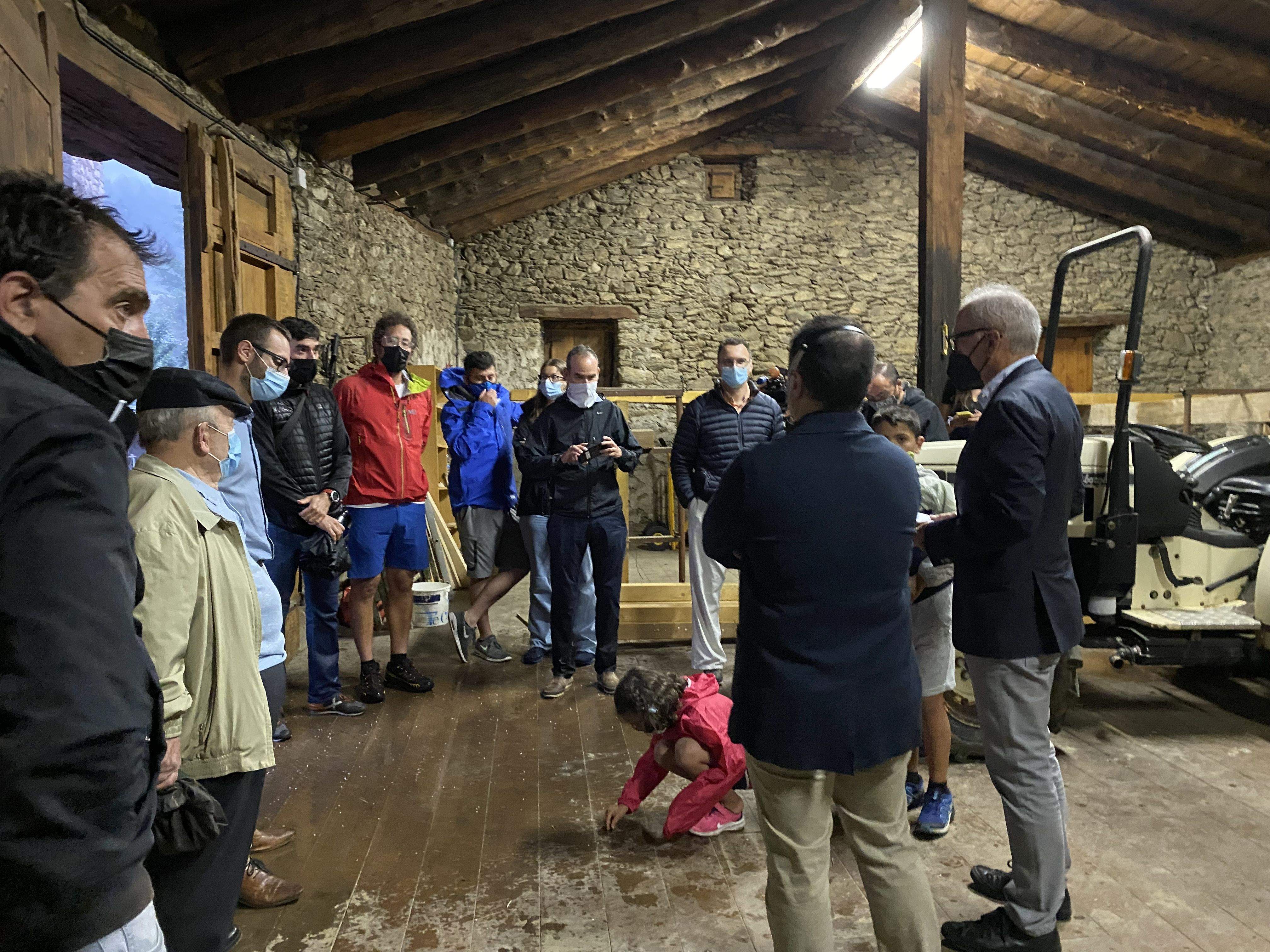 L'equip comunal de Canillo i els veïns en una de les trobades