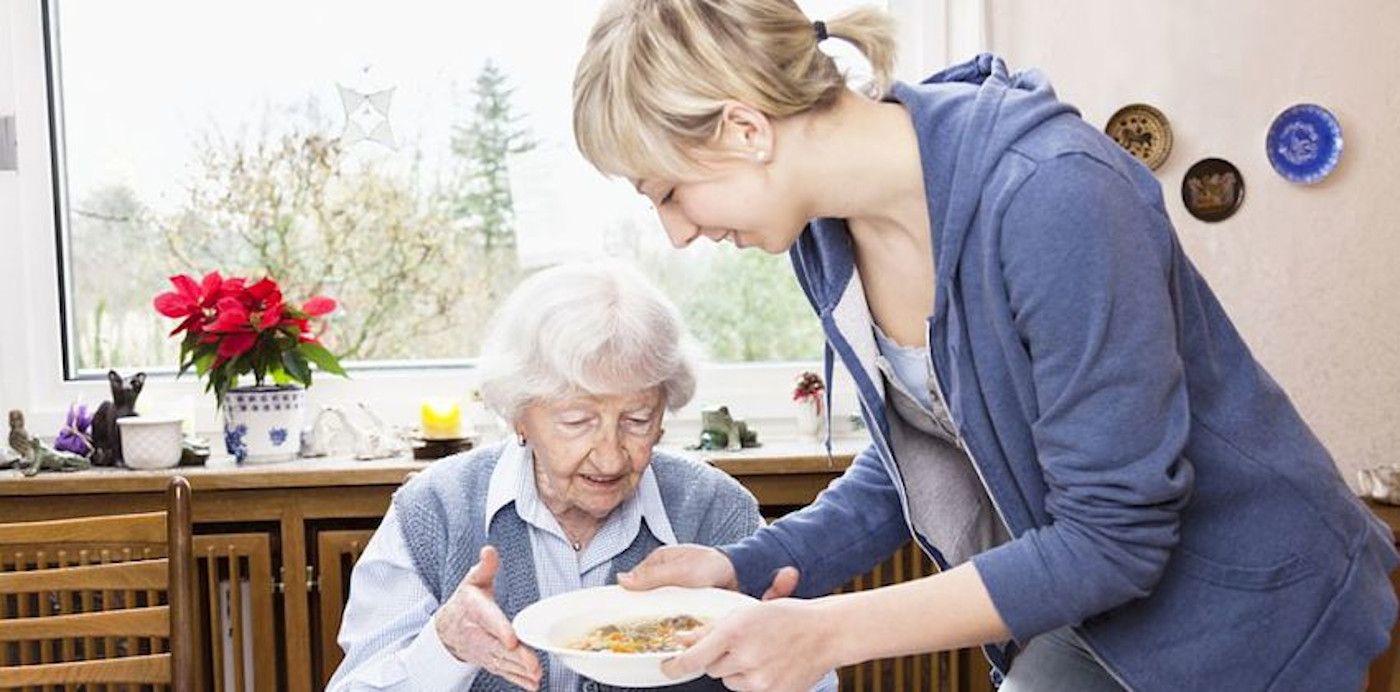 Una padrina atesa per una cuidadora.