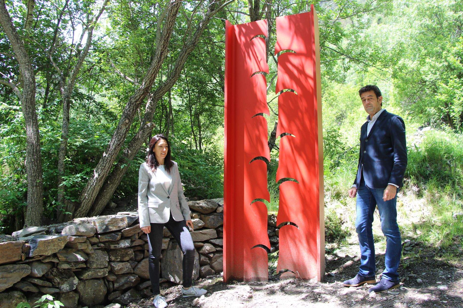 Els cònsols d'Ordino amb l'escultura de Pere Moles