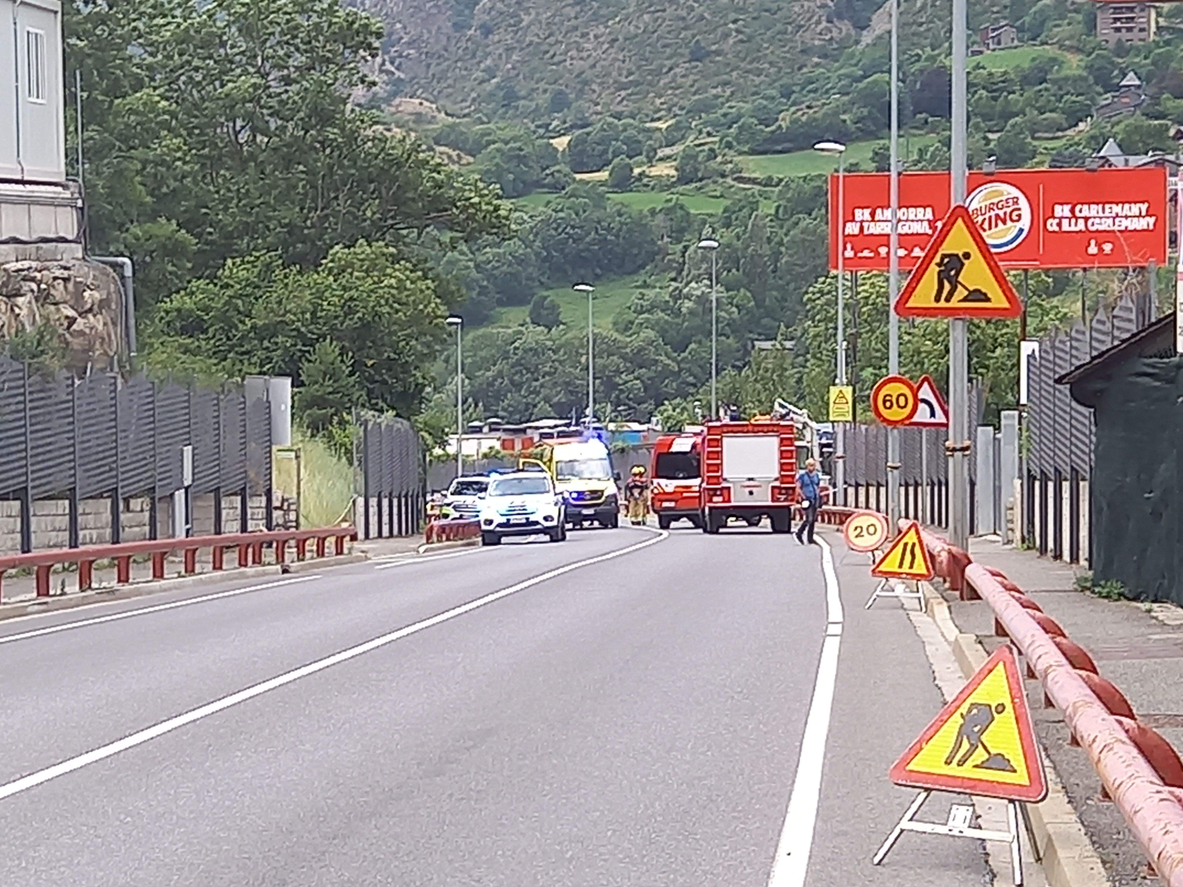 Efectius sanitaris, de bombers i policia treballant al lloc dels fets.