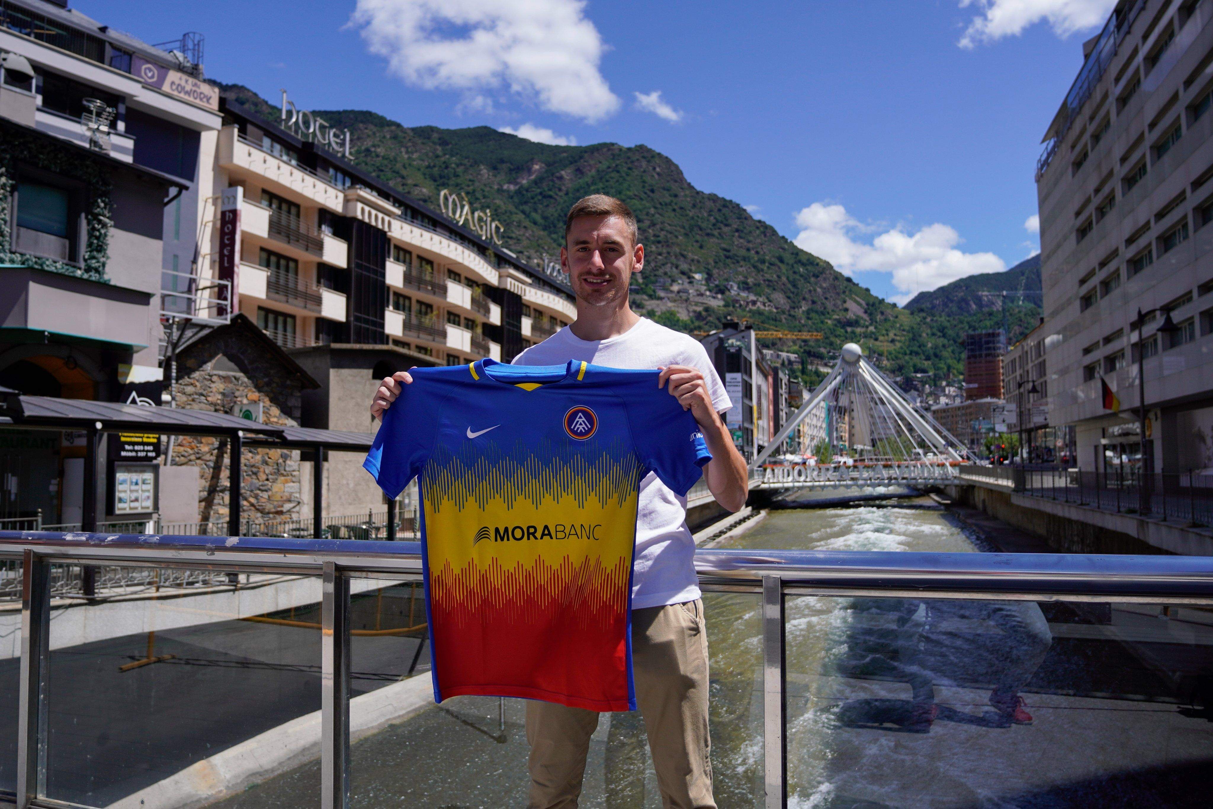 Sergio Molina posa amb la samarreta tricolor en ple centre d'Andorra la Vella.