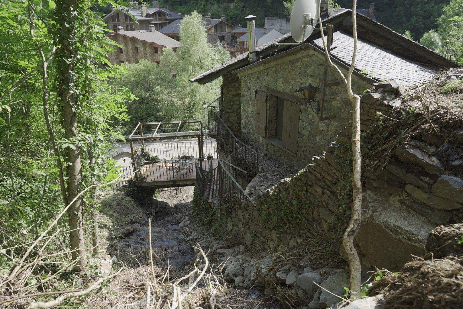 Una de les cases del poble afectades per l'esllavissada de dimarts. Una de les cases del poble afectades per l'esllavissada de dimarts.