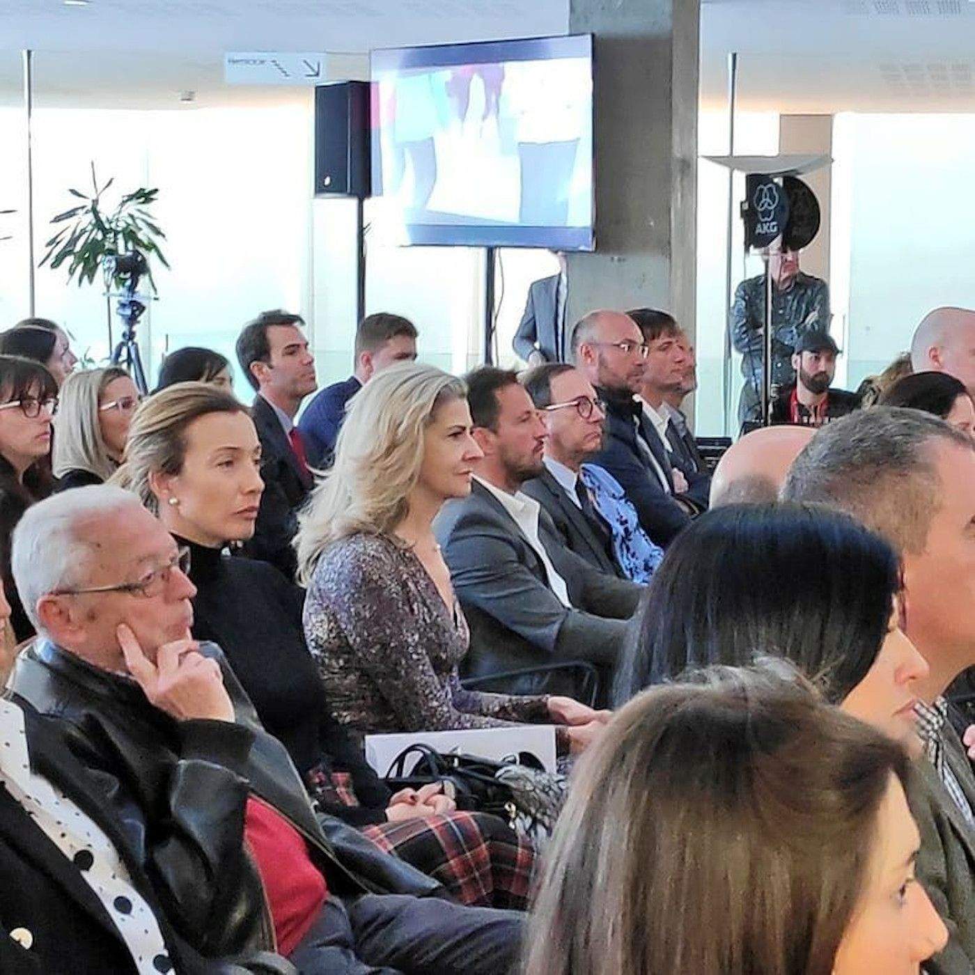 Everest Vilaginés, en primera fila, en un acte amb el president del PS, Pere López.