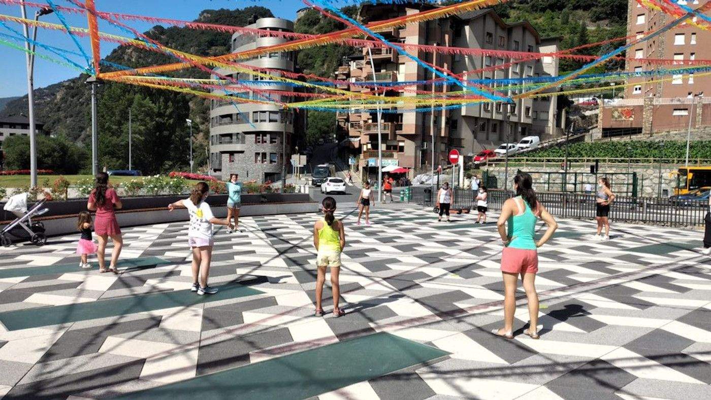 Un grup d'infants participen en la classe de Zumba.