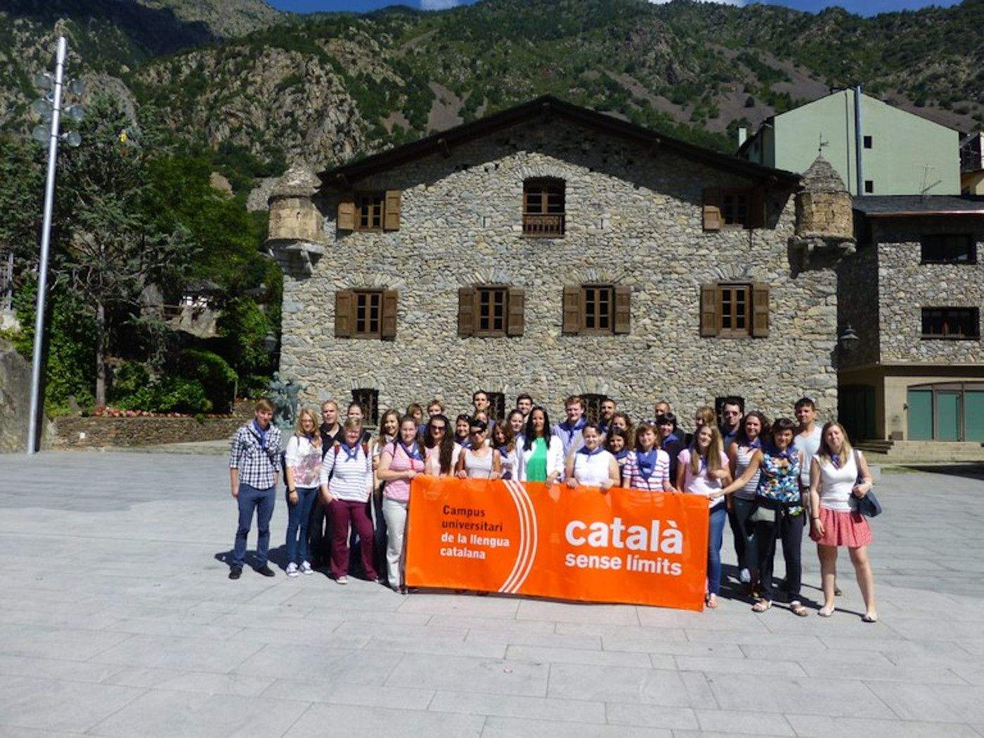 Estudiants d'una edició anterior davant Casa de la Vall.