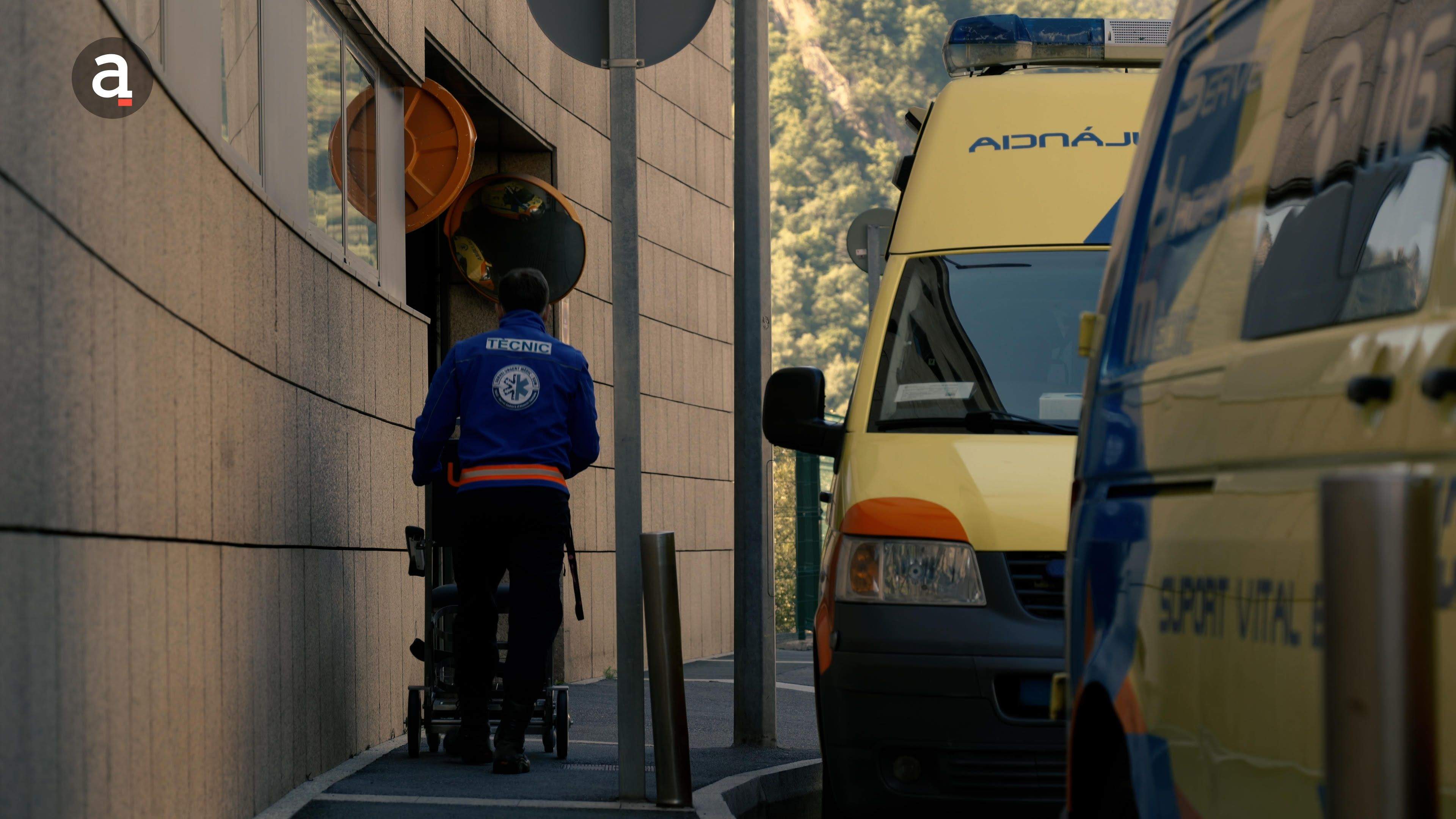 Un sanitari trasllada un malalt a l'hospital.