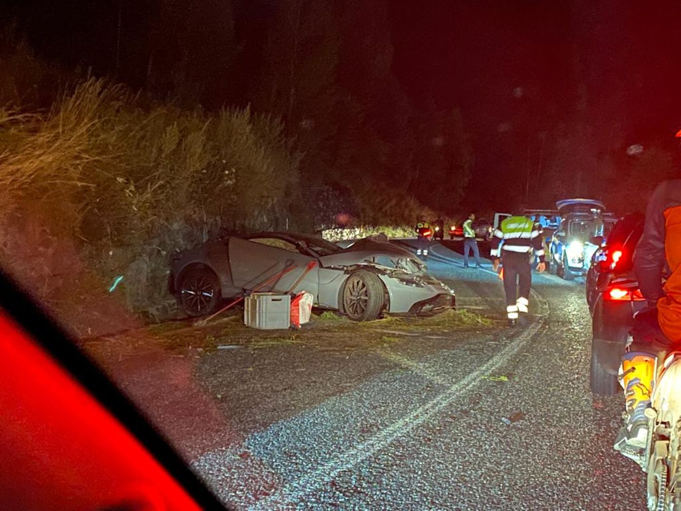 El cotxe va patir importants desperfectes en l'accident. El cotxe va patir importants desperfectes en l'accident.