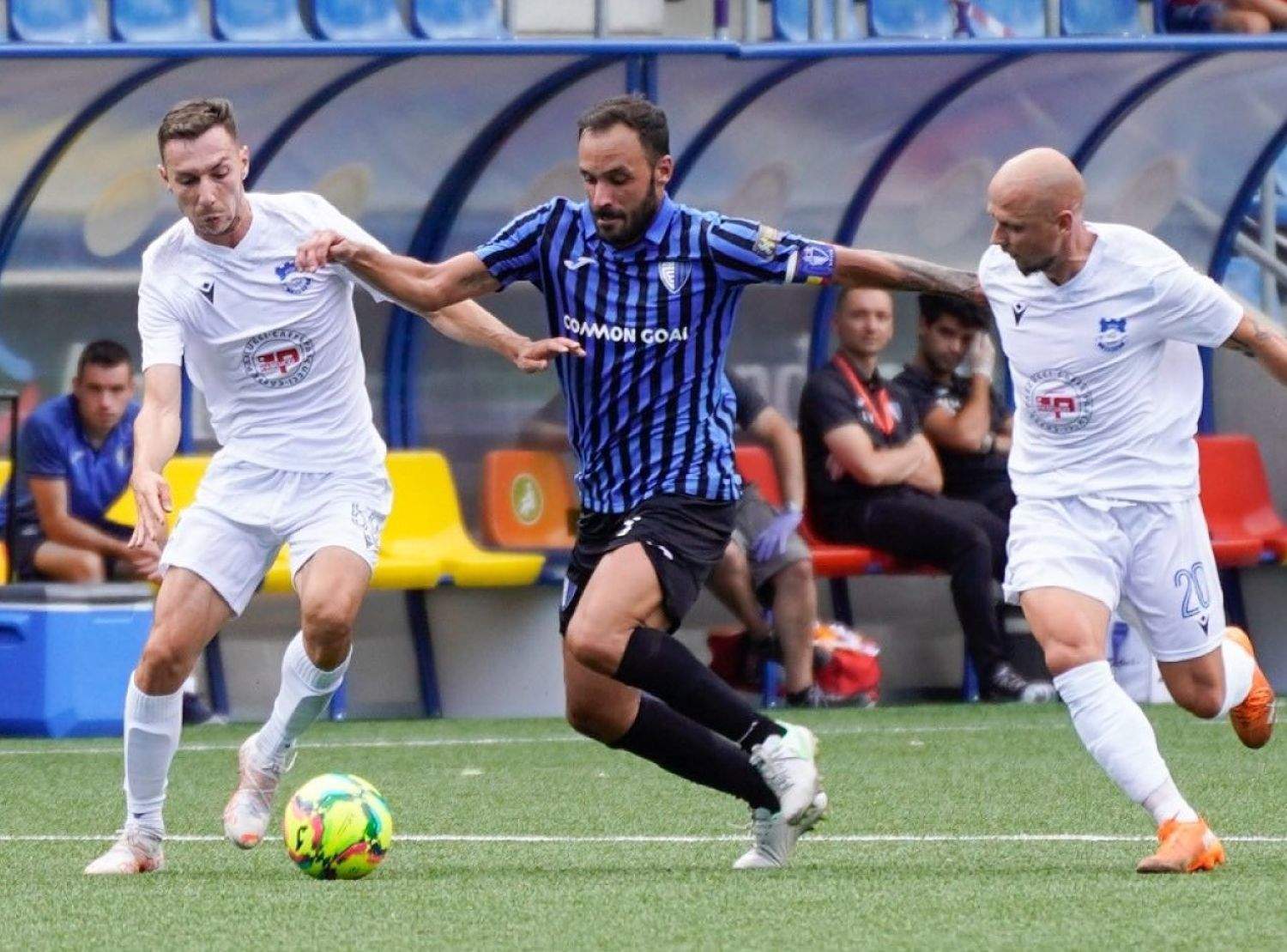 Un instant del partit entre l'Inter i el Teuta.