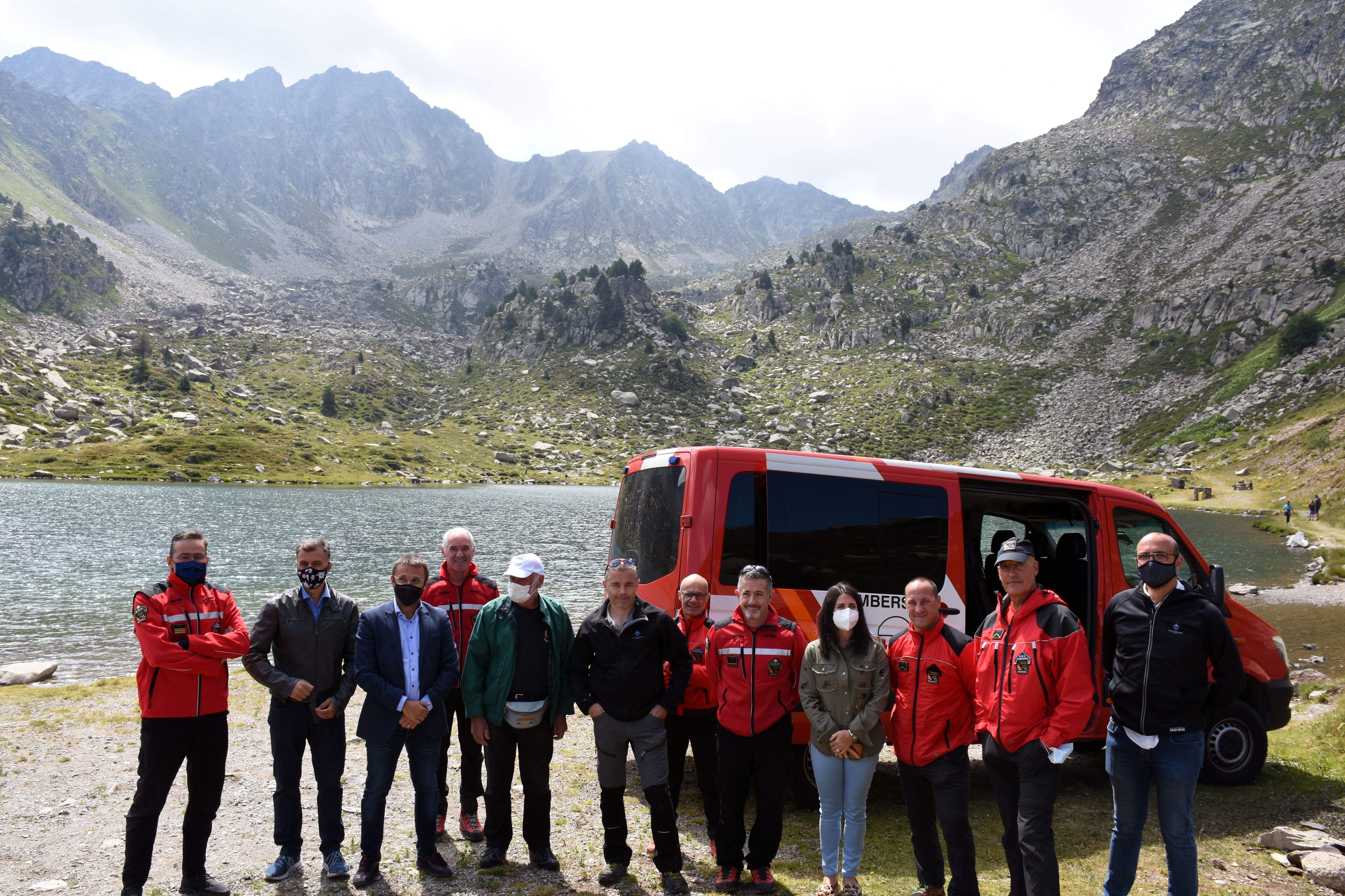 Els operaris i efectius de bombers que han participat en l'operació de neteja.
