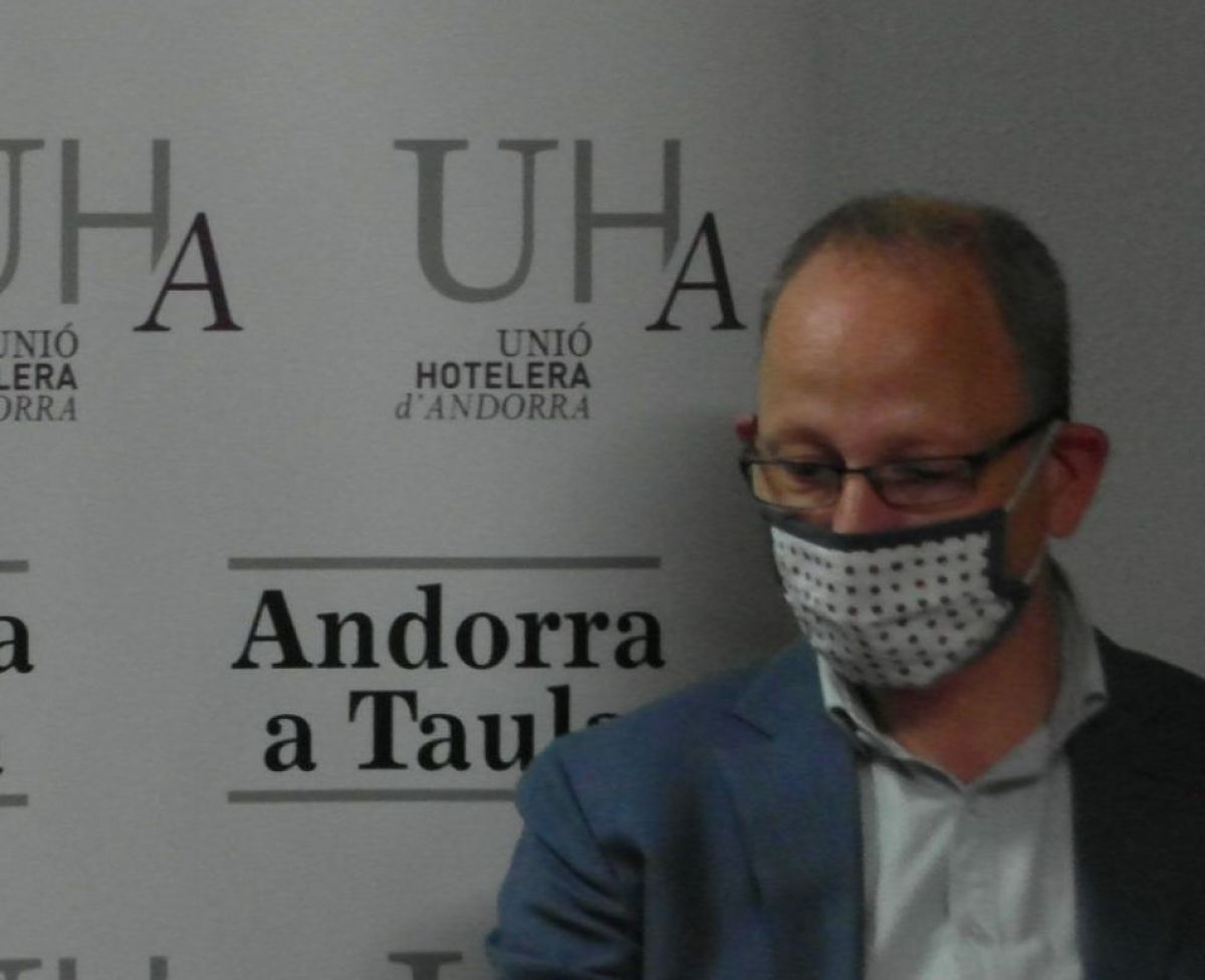 Carles Ramos, durant uan roda de premsa com a president de la Unió Hotelera.