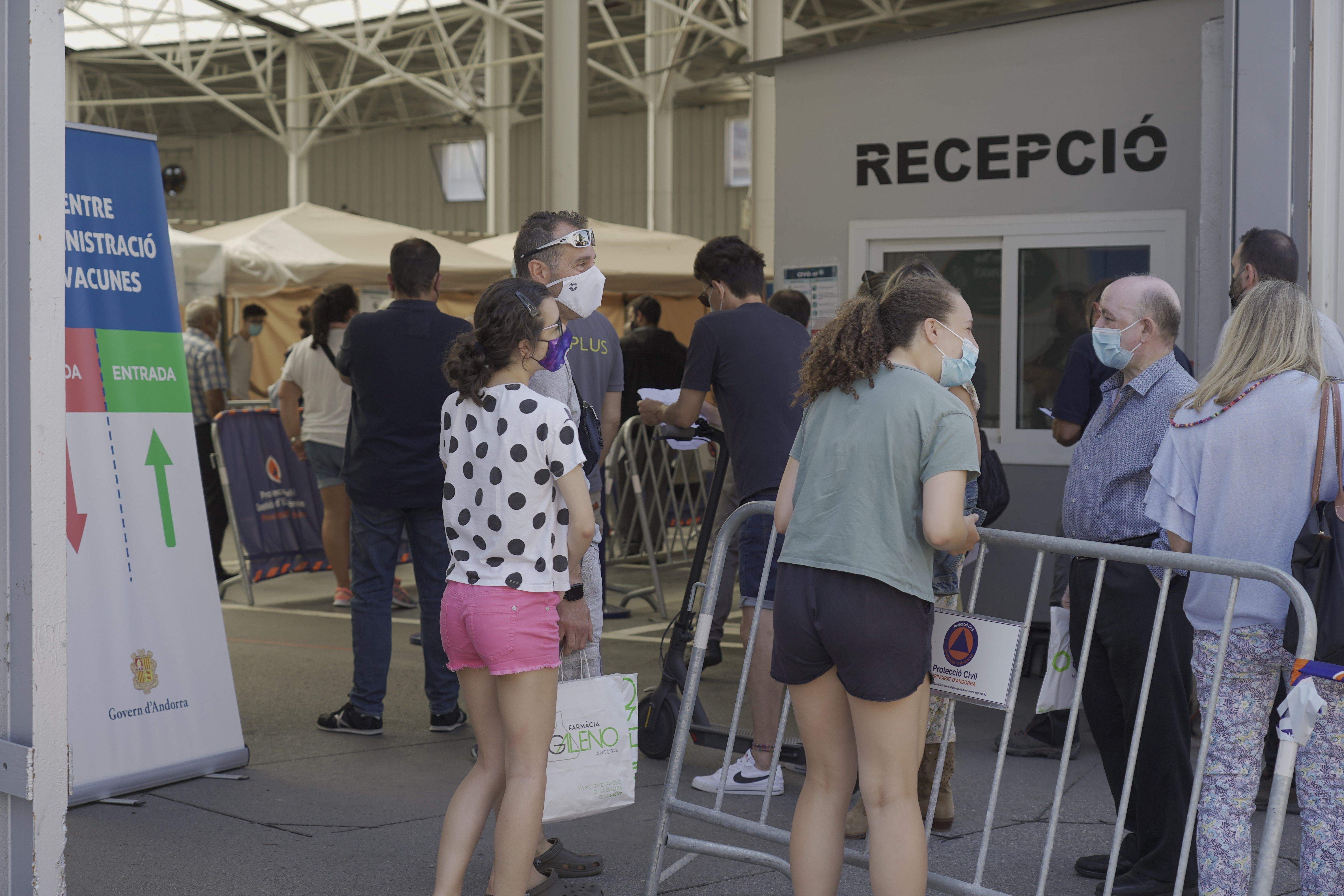 Un grup de persones fan cua a l'exterior del centre de vacunació aquest dijous.