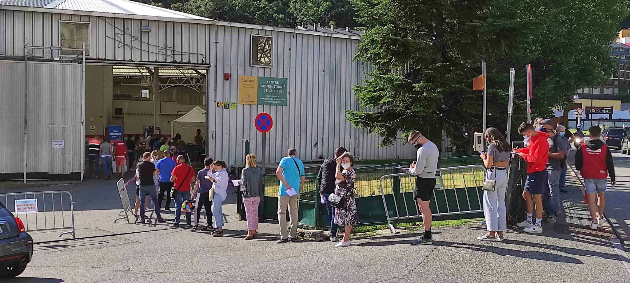 Una imatge de la cua matinal d'aquest dilluns.