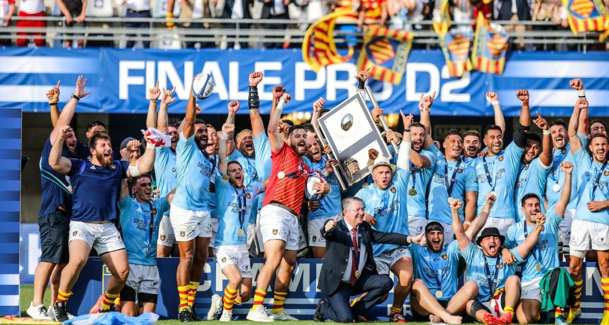 Els jugadors de l'USAP amb el títol  de campions de Pro D2.