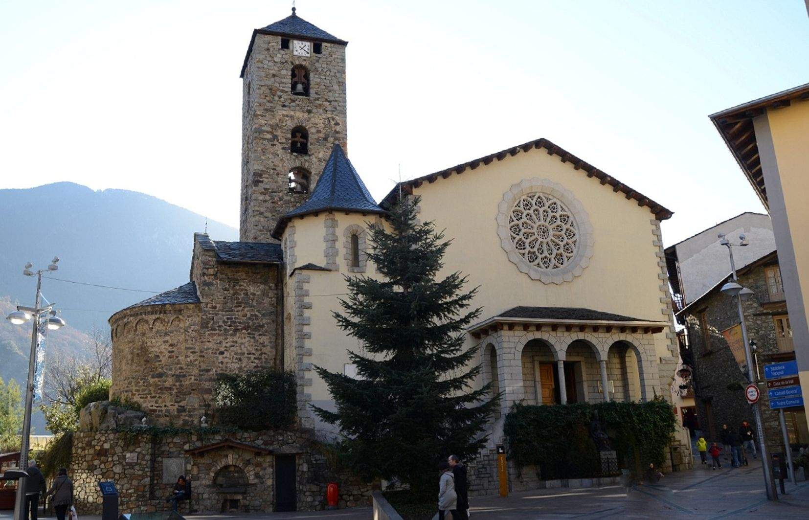 L'avet davant l'església en una imatge d'arxiu. La portaveu del Sindicat, Rebeca Bonache.