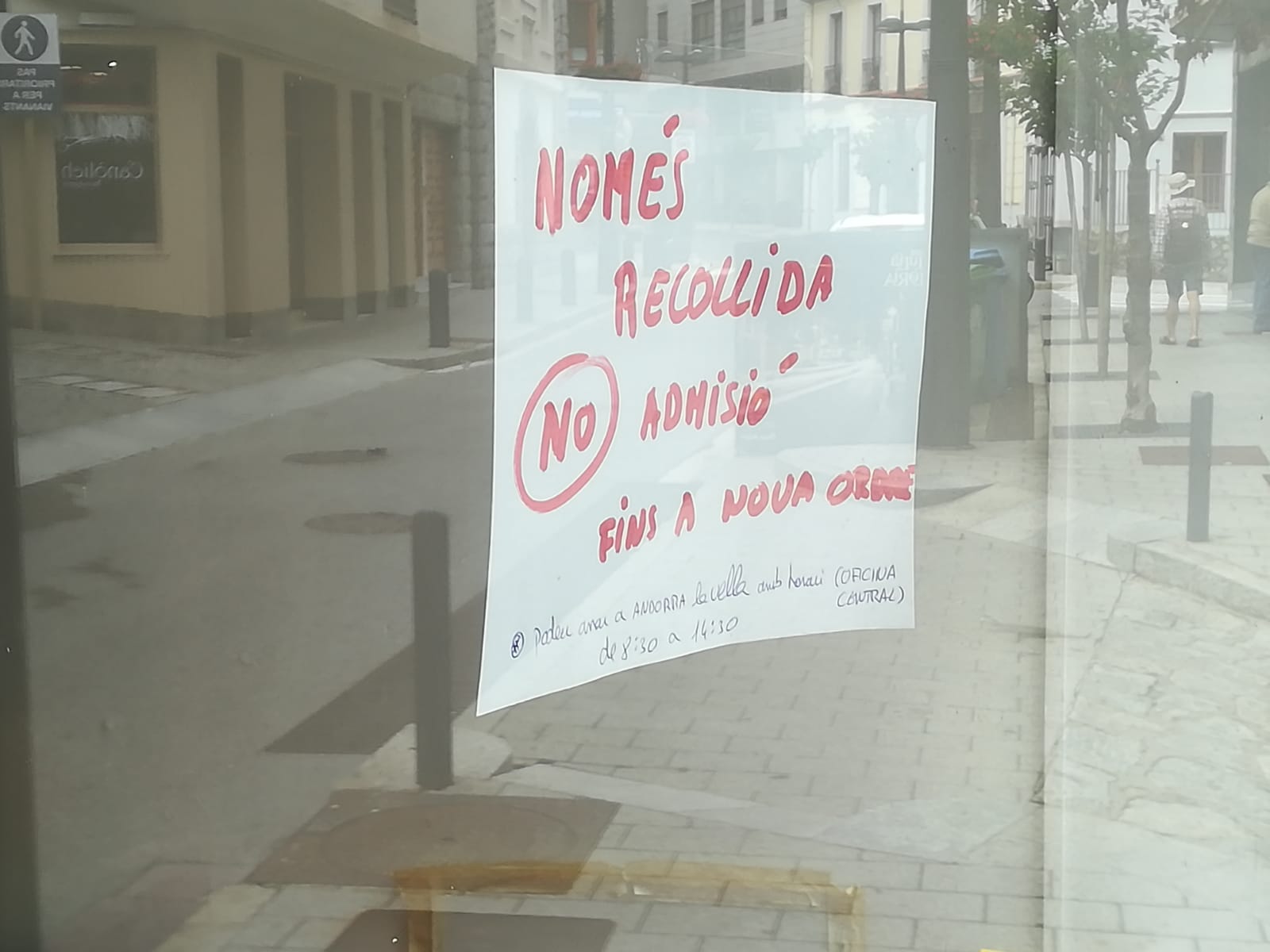 Cartell a l'entrada de l'oficina de Sant Julià de Lòria.