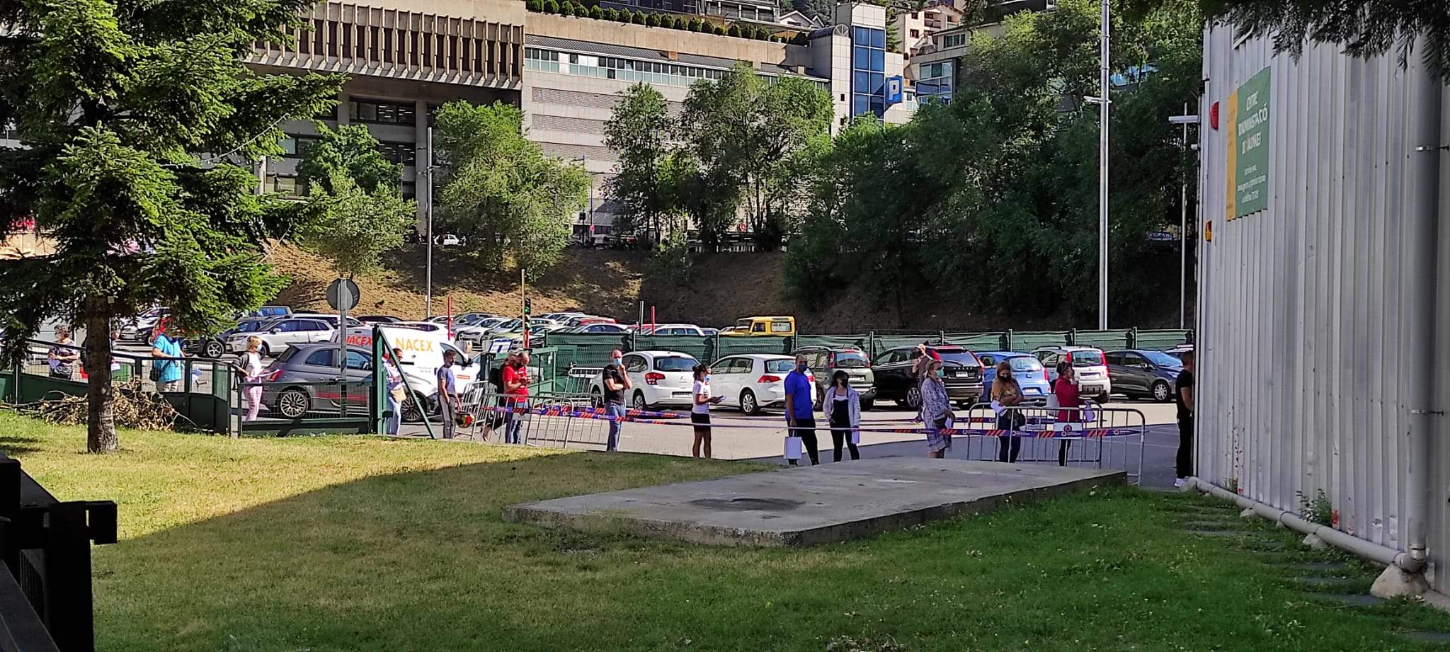 Cua de ciutadans, aquest dilluns, per rebre la segona dosi de la vacuna.