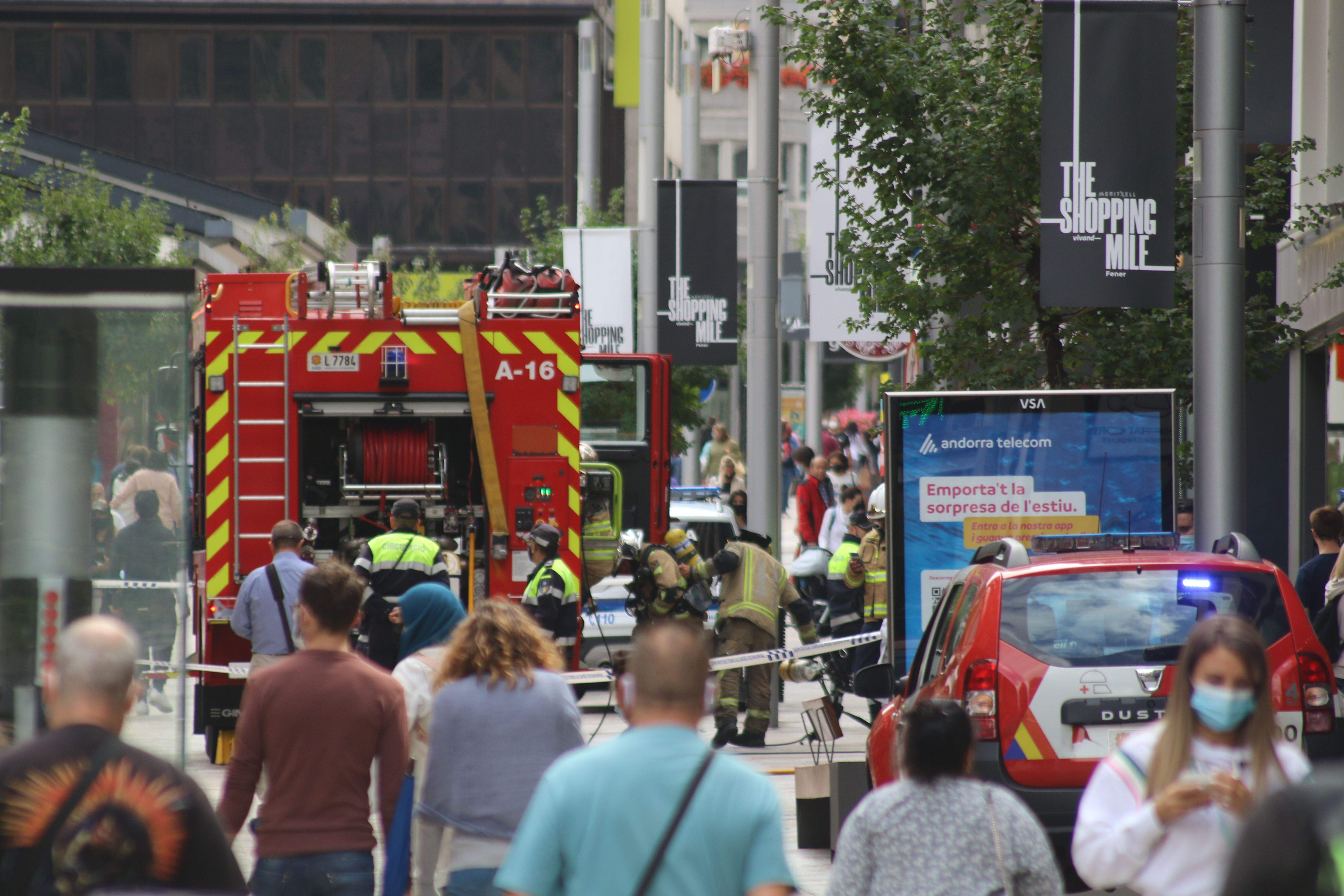 Els bombers desplegats a Carlemany entre turistes.
