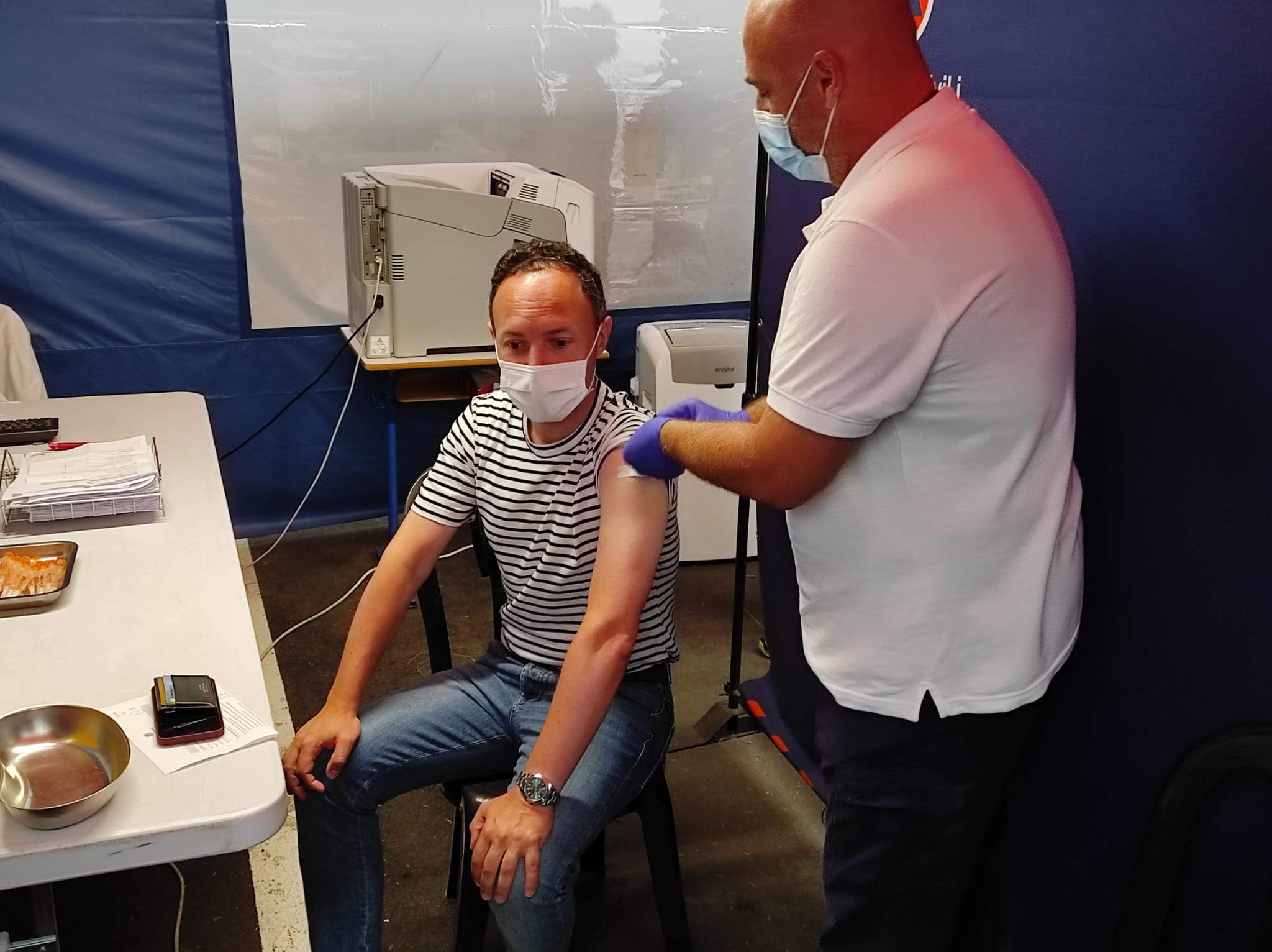 Xavier Espot rebent la vacuna.