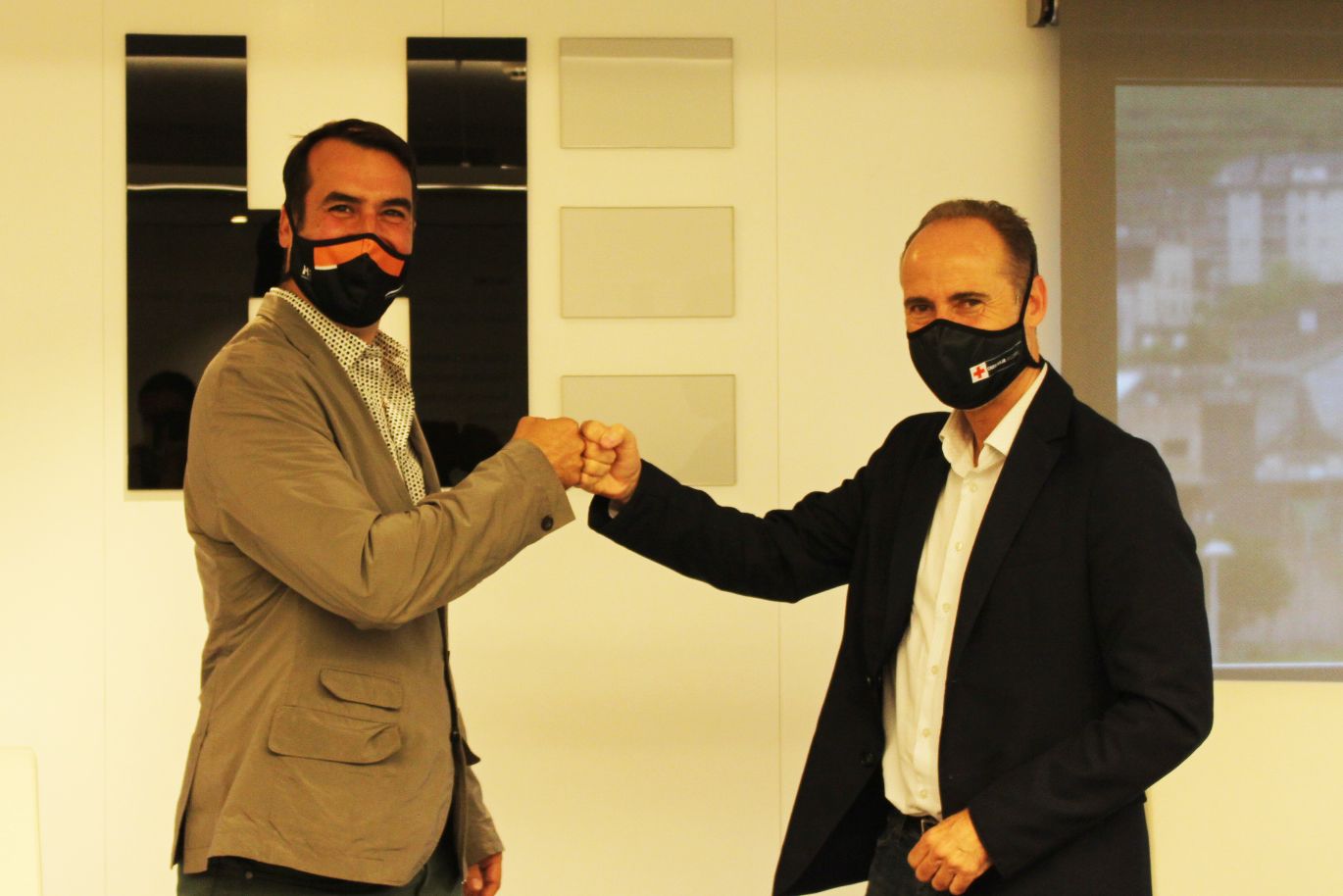 Miquel Àngel Armengol i David Fraissinet escenificant l'acord.