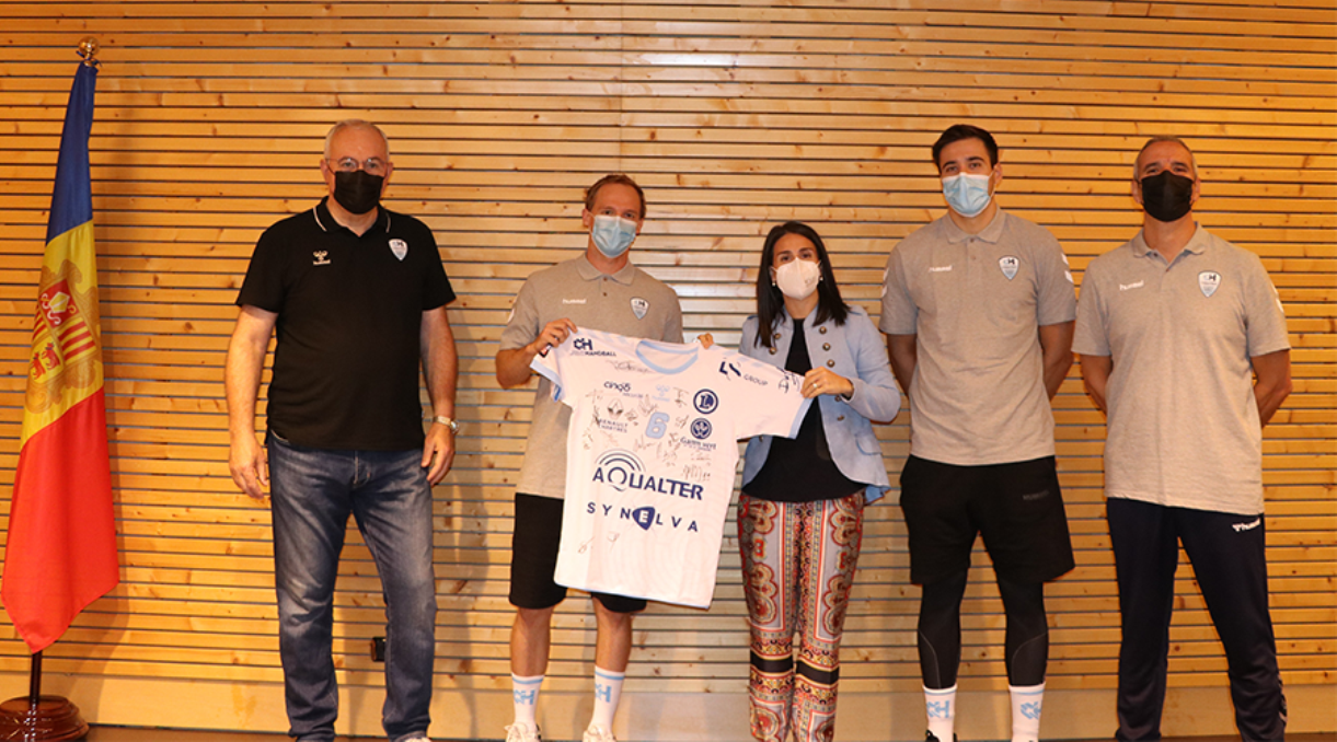 La cònsol d'Encamp, Laura Mas ha estat obsequiada amb una samarreta del Chartres Métropole.