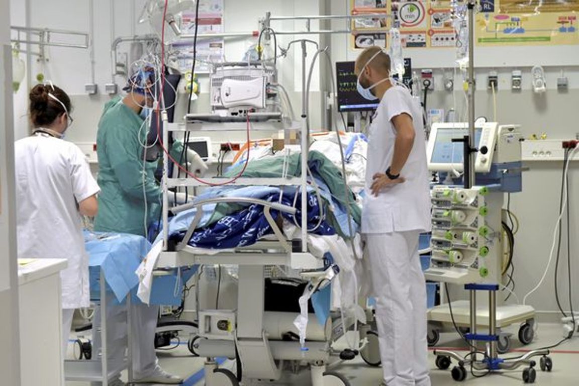 El personal sanitari atén un pacient amb coronavirus al CHU de Montpeller.